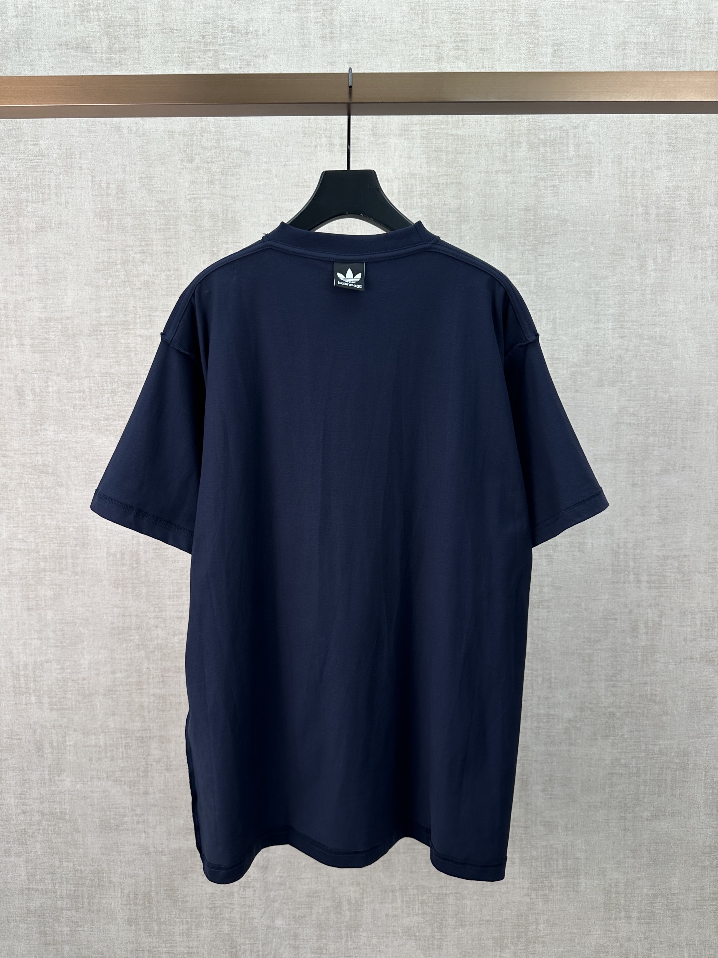 Balenciaga 巴黎世家 x阿迪联名系列 Inside Out 双面穿短T深蓝白色配色 正面下摆拼嵌AD 运动表现表和 BLCG品牌标识