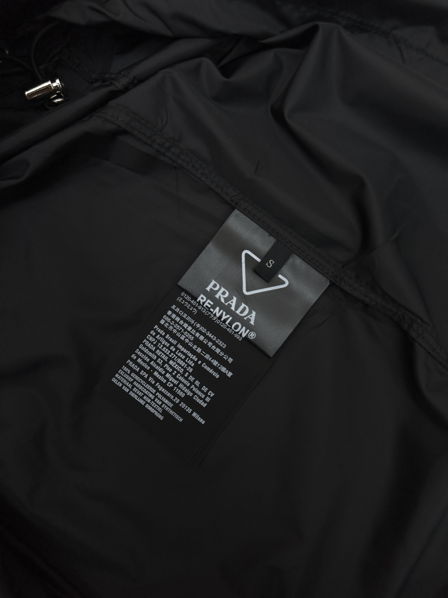 Prada 普拉达 极简短袖衬衫 倒三角标衬衫五分袖这款短袖衬衫将实用细节与运动元素相结合 面料采用再生尼龙