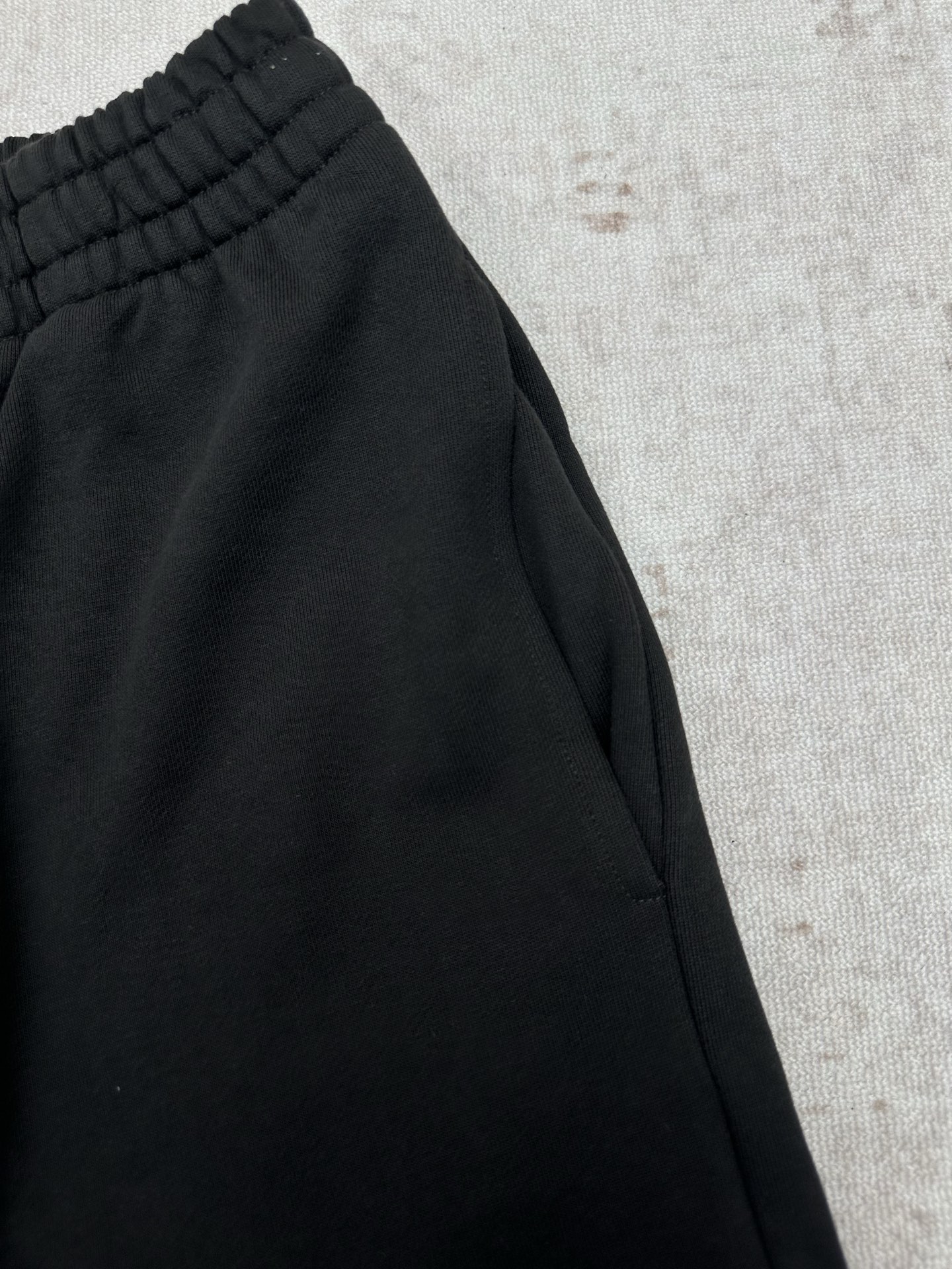 Balenciaga 巴黎世家 26ss新款 纯色斜口袋纯棉 运动短裤 常规版型 男款 黑色