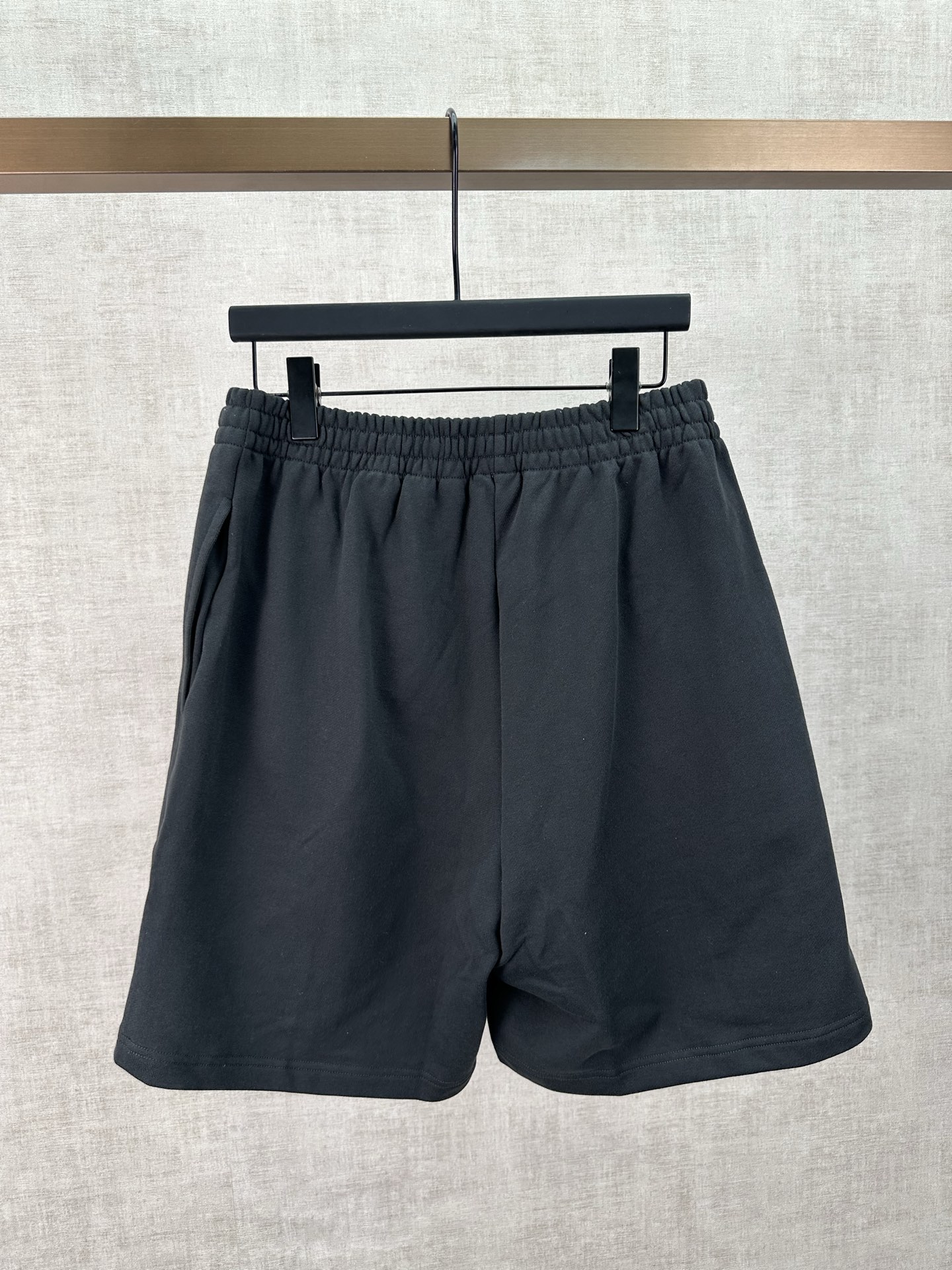 Balenciaga 巴黎世家 26ss新款 纯色斜口袋纯棉 运动短裤 常规版型 男款 黑色