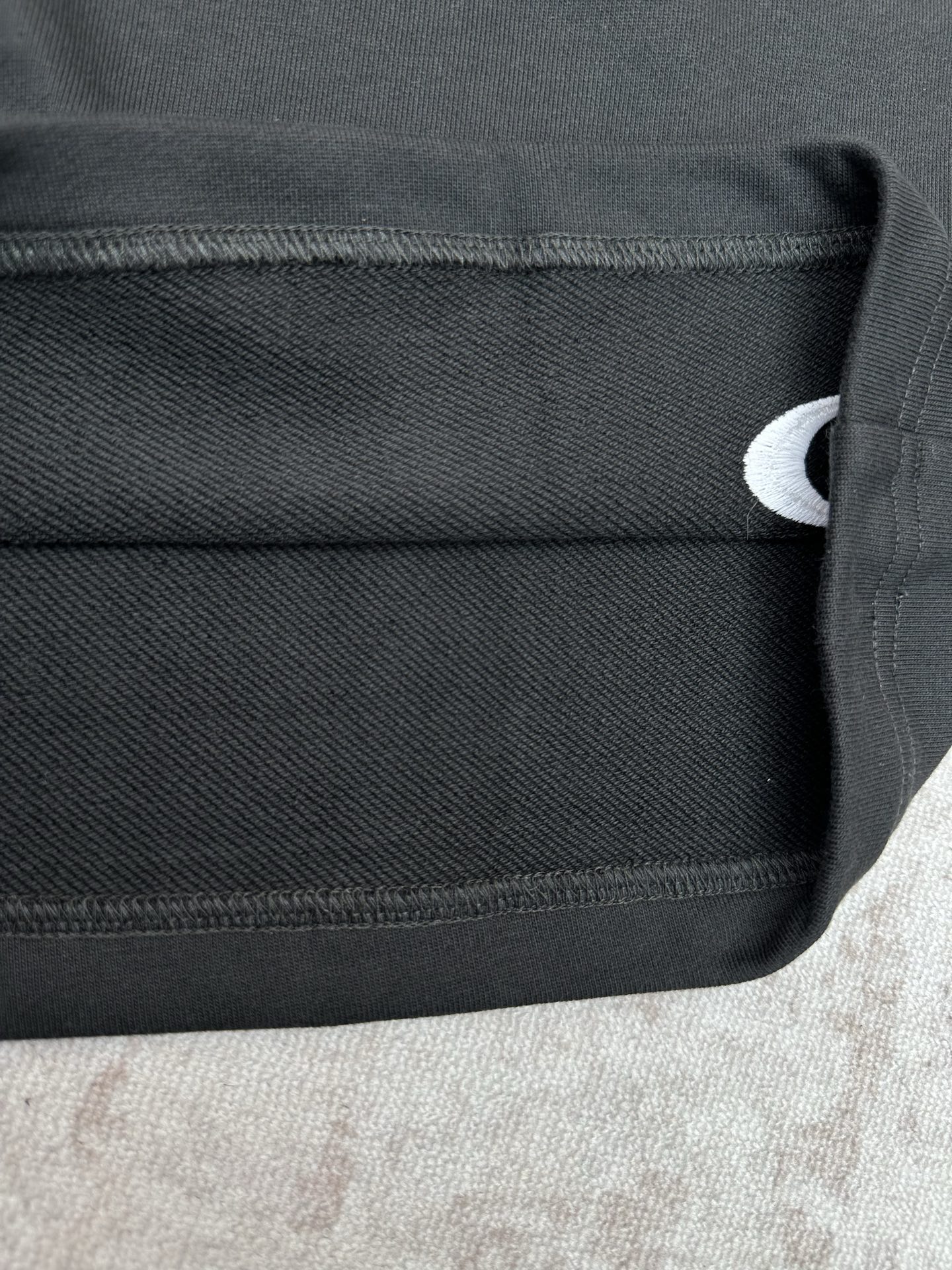 Balenciaga 巴黎世家 26ss新款 纯色斜口袋纯棉 运动短裤 常规版型 男款 黑色