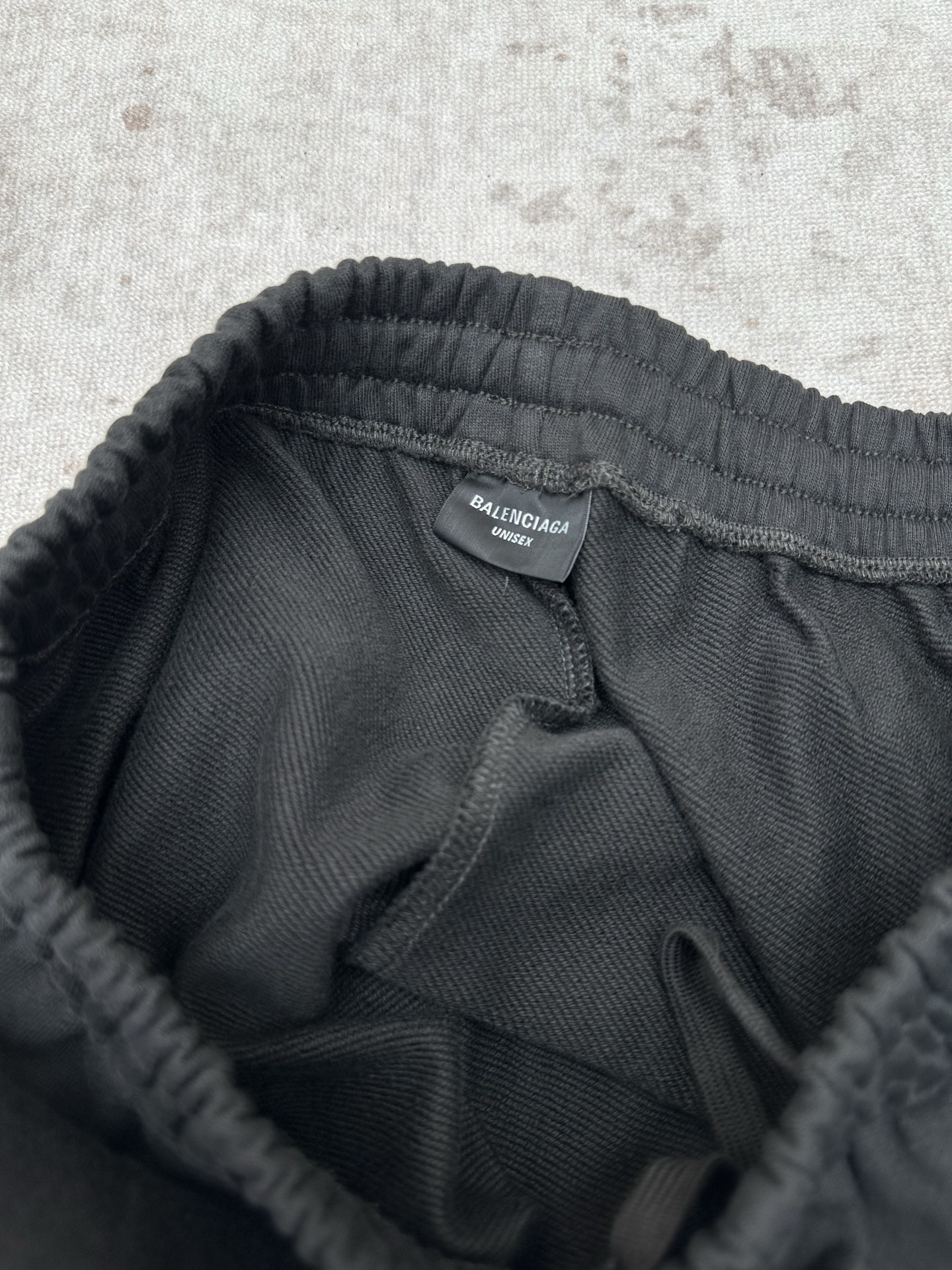 Balenciaga 巴黎世家 26ss新款 纯色斜口袋纯棉 运动短裤 常规版型 男款 黑色