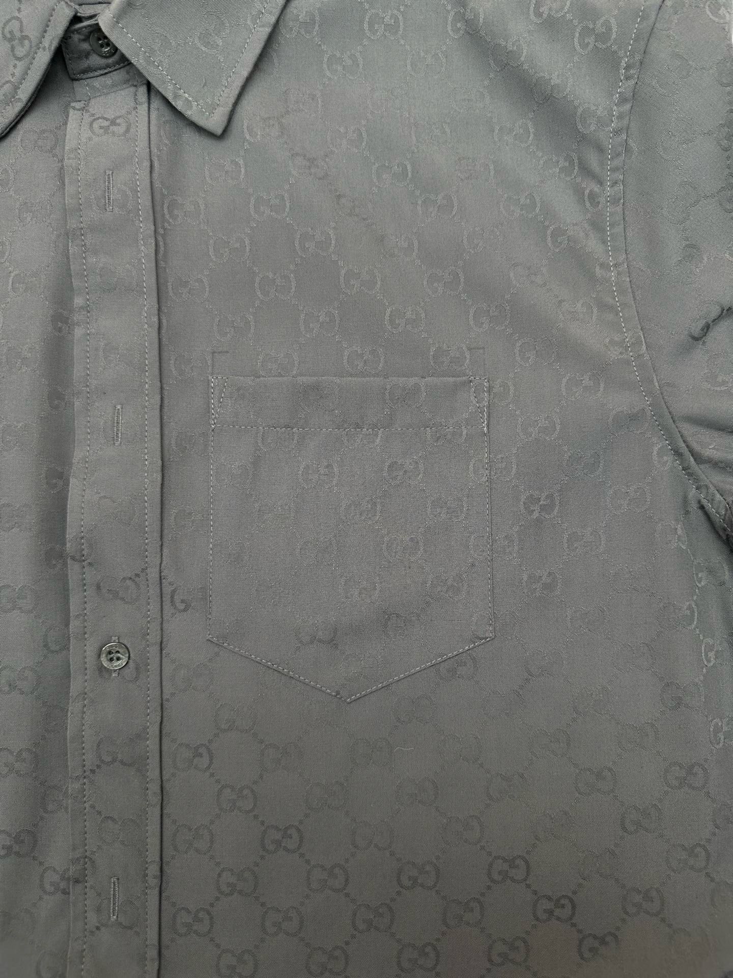 Gucci ￼ G家 26SS GG图案通过不同的纺织工艺呈现 打造丰富的视觉效果 这款保龄球衫甄选GG帆布亚麻混纺面料打造