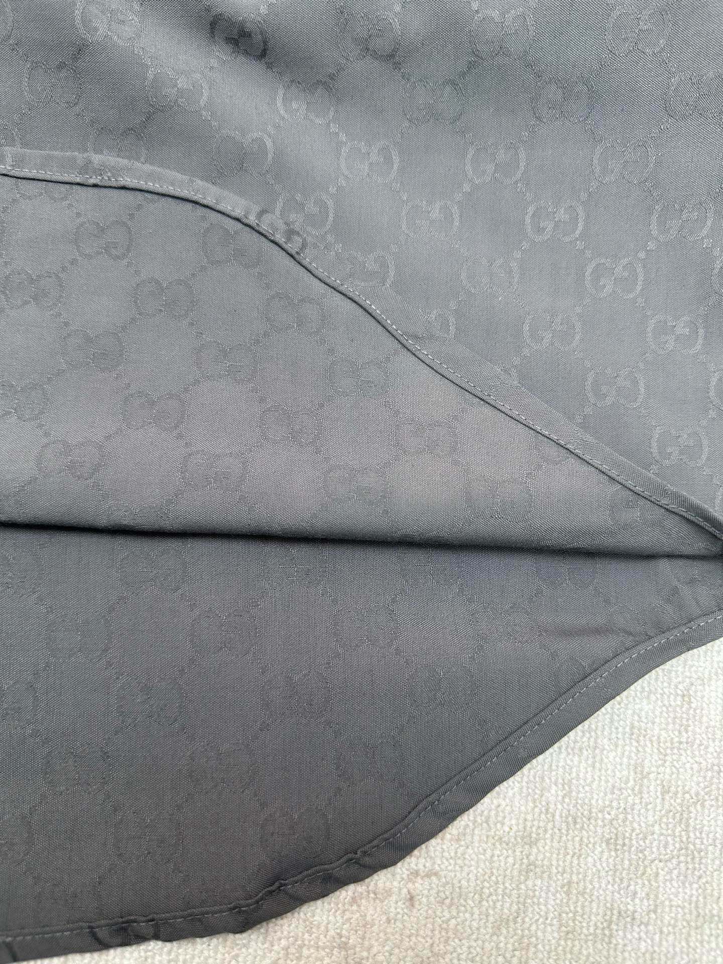 Gucci ￼ G家 26SS GG图案通过不同的纺织工艺呈现 打造丰富的视觉效果 这款保龄球衫甄选GG帆布亚麻混纺面料打造