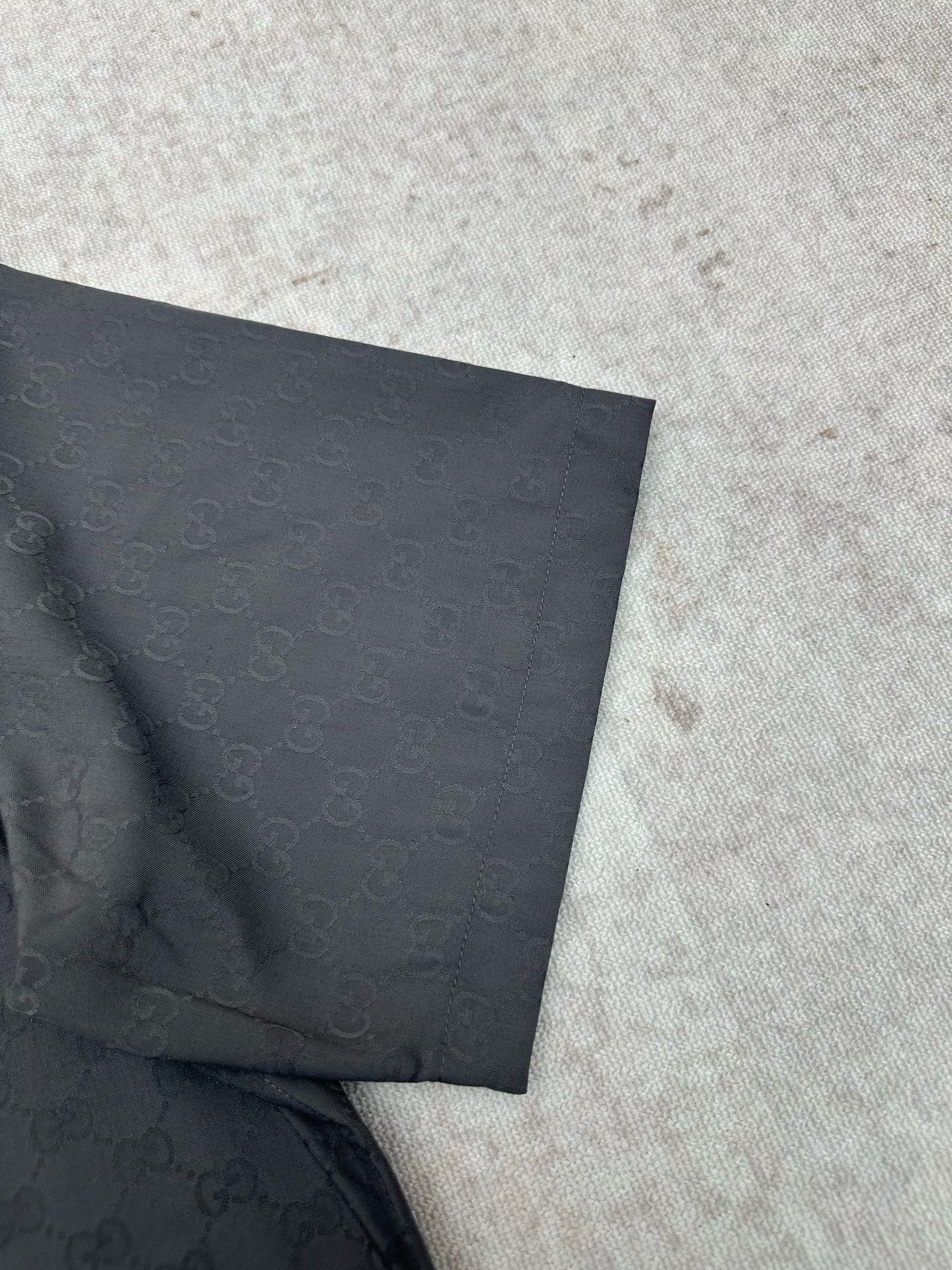 Gucci ￼ G家 26SS GG图案通过不同的纺织工艺呈现 打造丰富的视觉效果 这款保龄球衫甄选GG帆布亚麻混纺面料打造