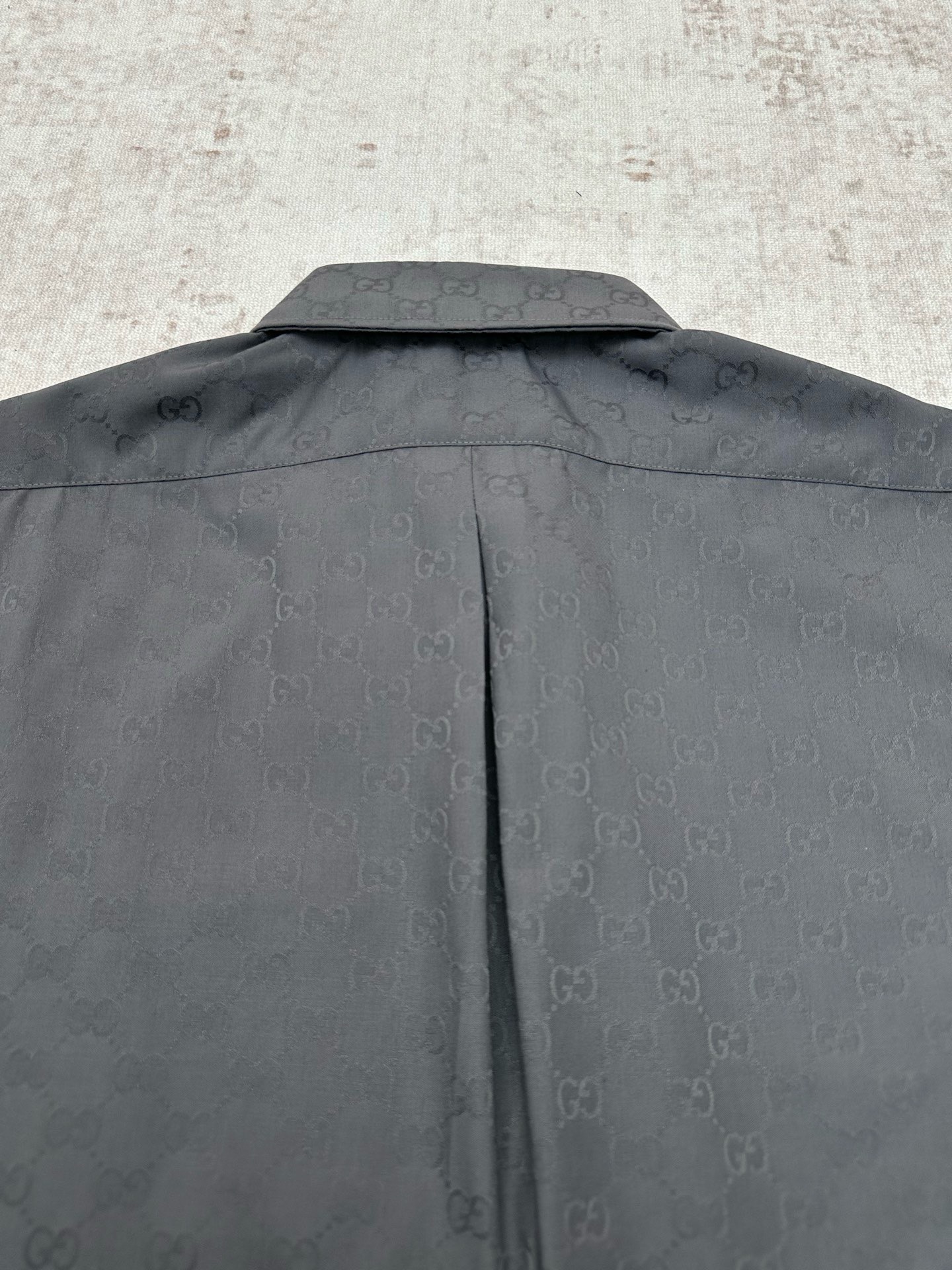 Gucci ￼ G家 26SS GG图案通过不同的纺织工艺呈现 打造丰富的视觉效果 这款保龄球衫甄选GG帆布亚麻混纺面料打造