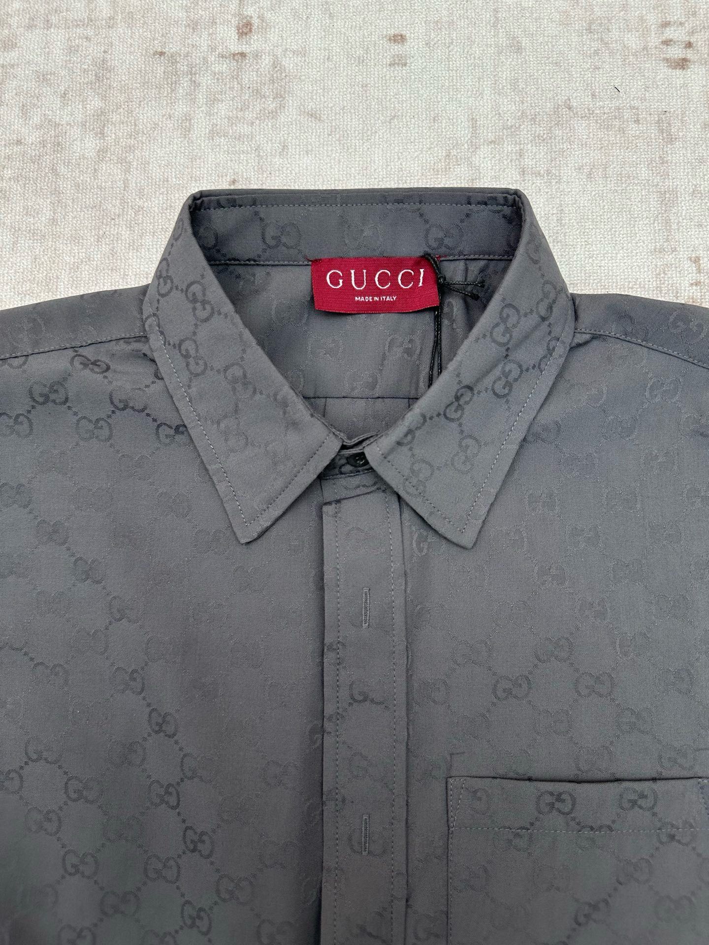 Gucci ￼ G家 26SS GG图案通过不同的纺织工艺呈现 打造丰富的视觉效果 这款保龄球衫甄选GG帆布亚麻混纺面料打造