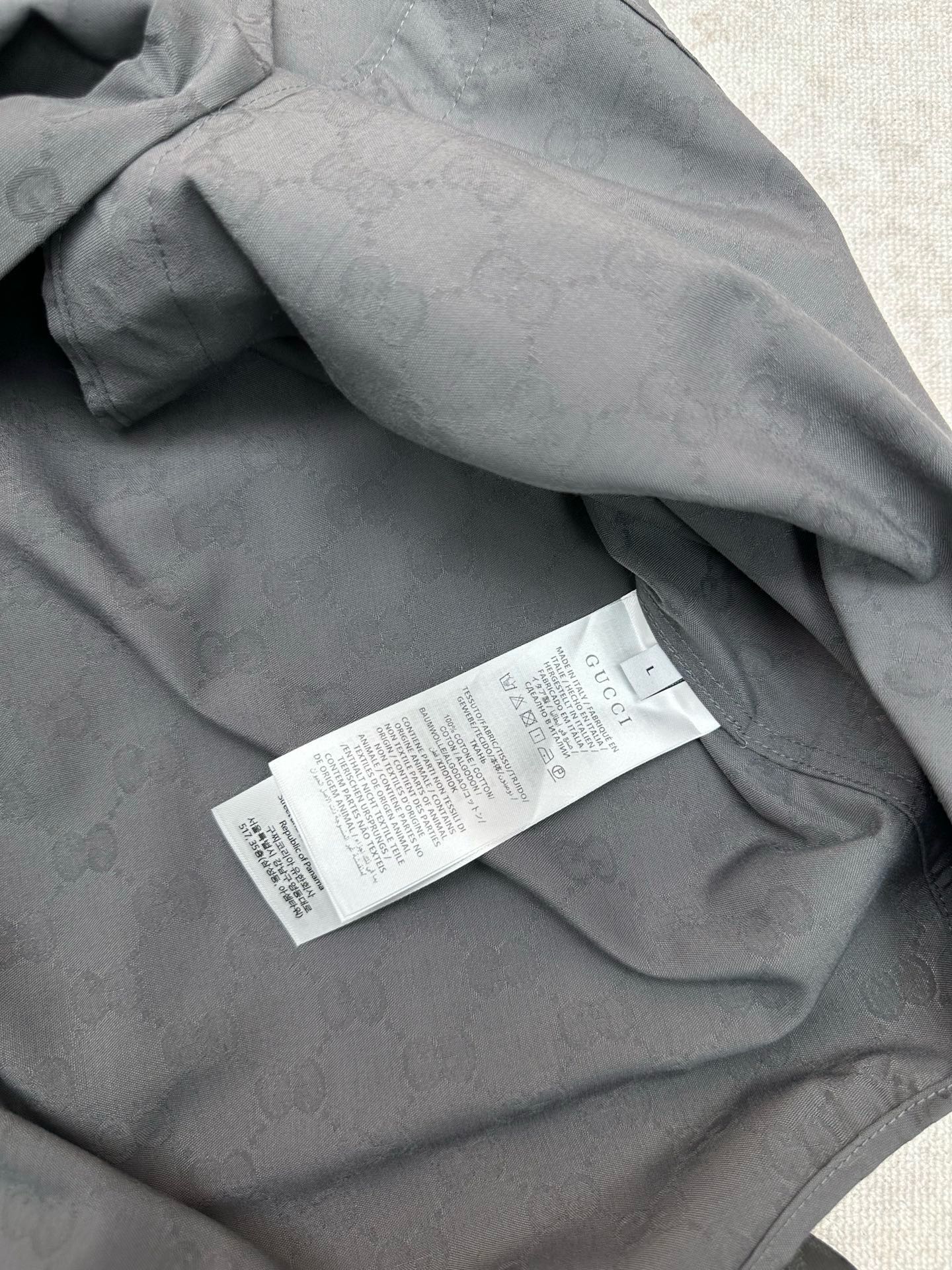 Gucci ￼ G家 26SS GG图案通过不同的纺织工艺呈现 打造丰富的视觉效果 这款保龄球衫甄选GG帆布亚麻混纺面料打造