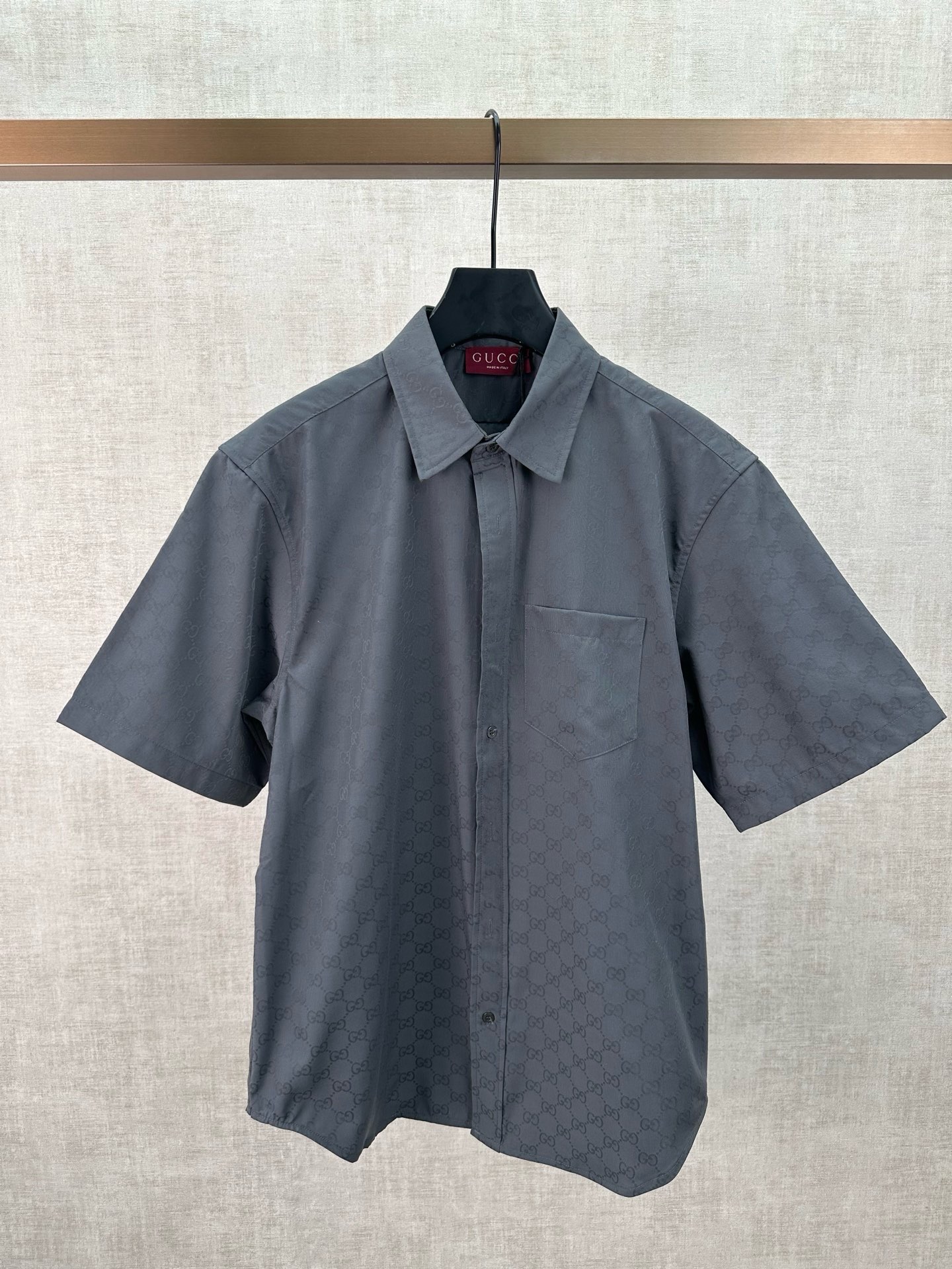 Gucci ￼ G家 26SS GG图案通过不同的纺织工艺呈现 打造丰富的视觉效果 这款保龄球衫甄选GG帆布亚麻混纺面料打造