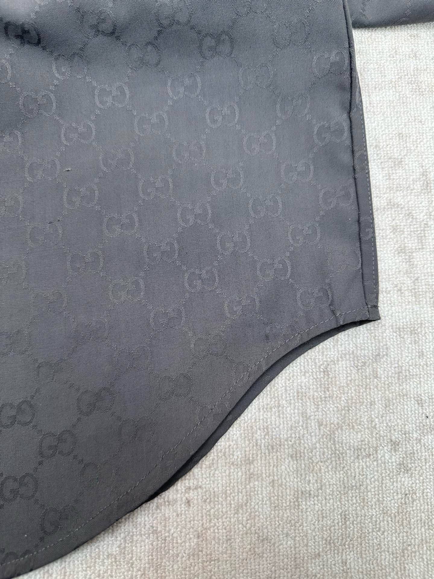 Gucci ￼ G家 26SS GG图案通过不同的纺织工艺呈现 打造丰富的视觉效果 这款保龄球衫甄选GG帆布亚麻混纺面料打造