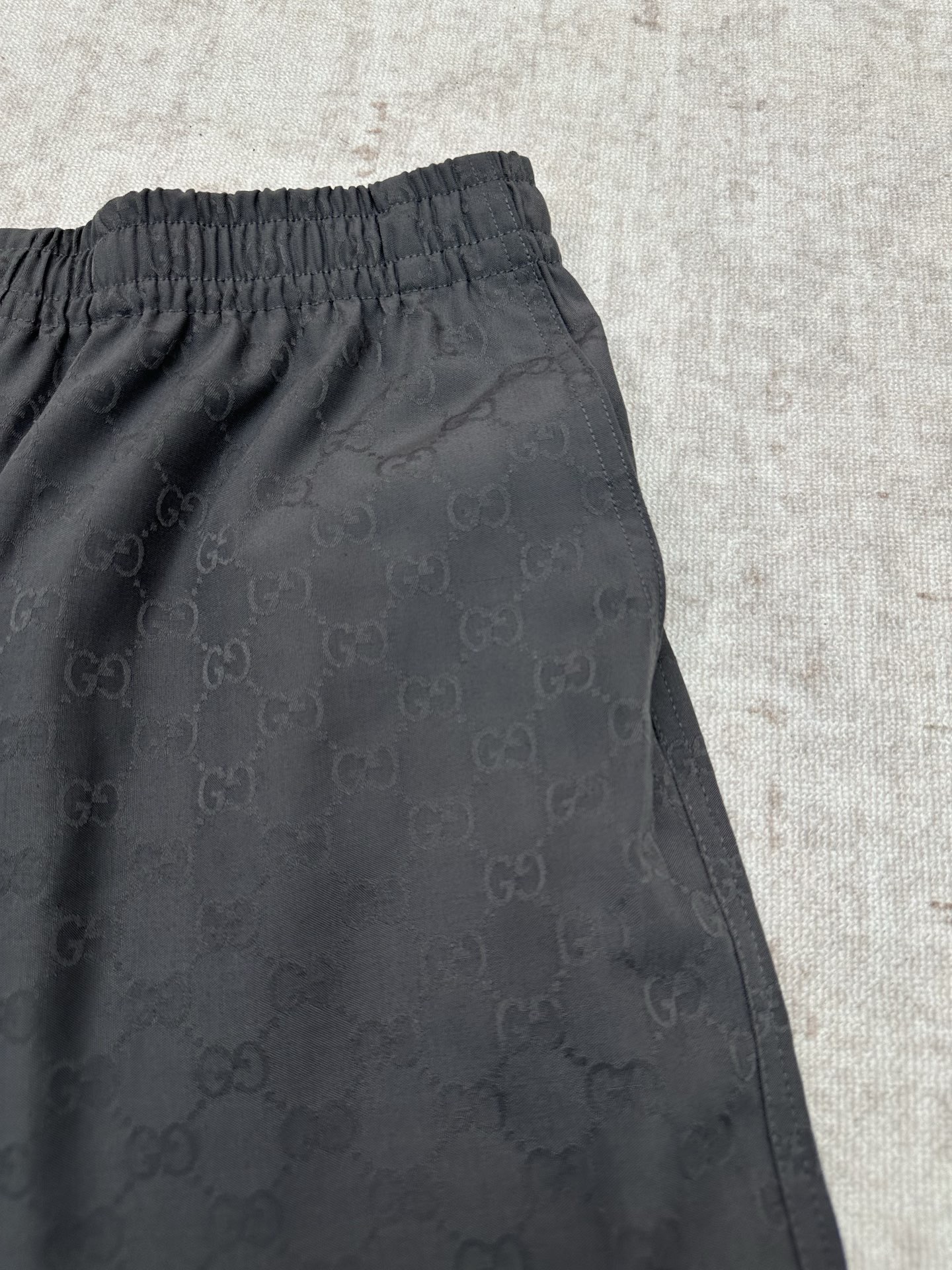 Gucci G家 26SS GG图案通过不同的纺织工艺呈现