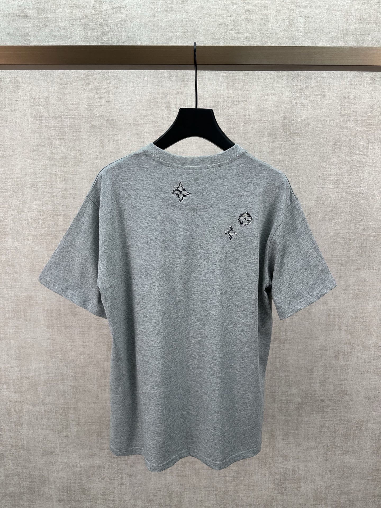Louis Vuitton 驴家 26ss新款刺绣圆领短袖T恤 采用12支重磅精梳纯棉平纹面料织造 克重230g