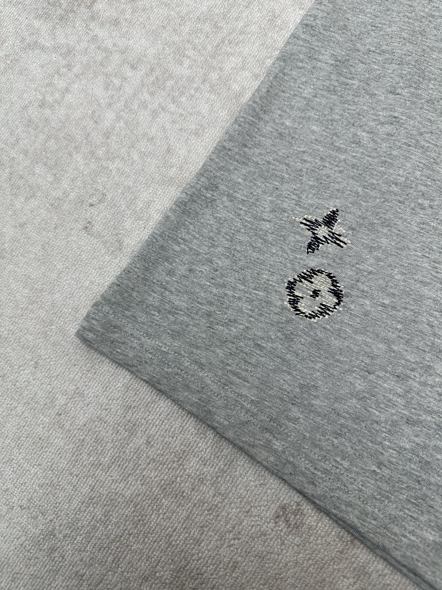 Louis Vuitton 驴家 26ss新款刺绣圆领短袖T恤 采用12支重磅精梳纯棉平纹面料织造 克重230g