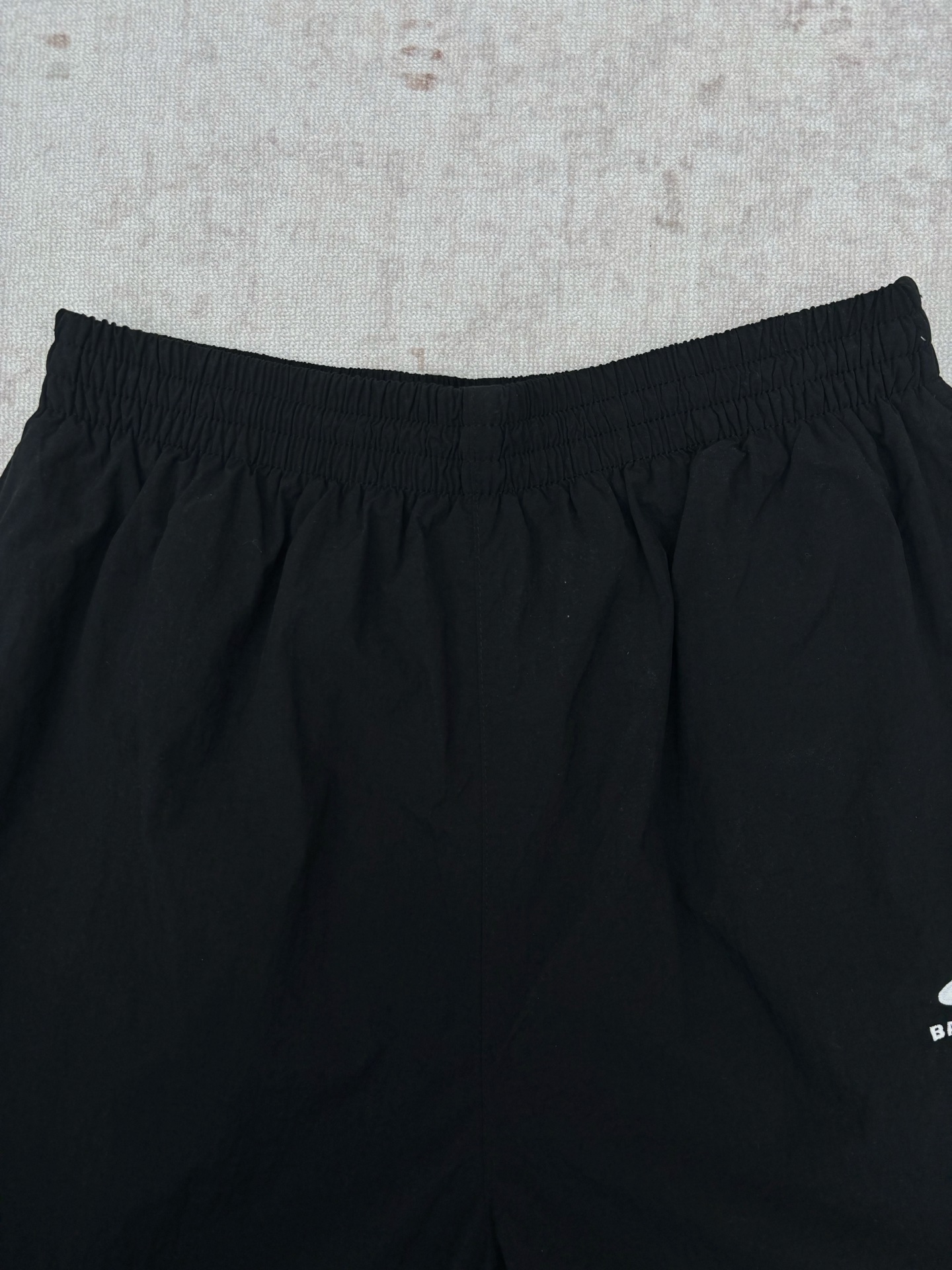 Balenciaga 巴黎世家 SS26 松紧腰带撞色滚边直筒 休闲短裤 宽松版型 男款