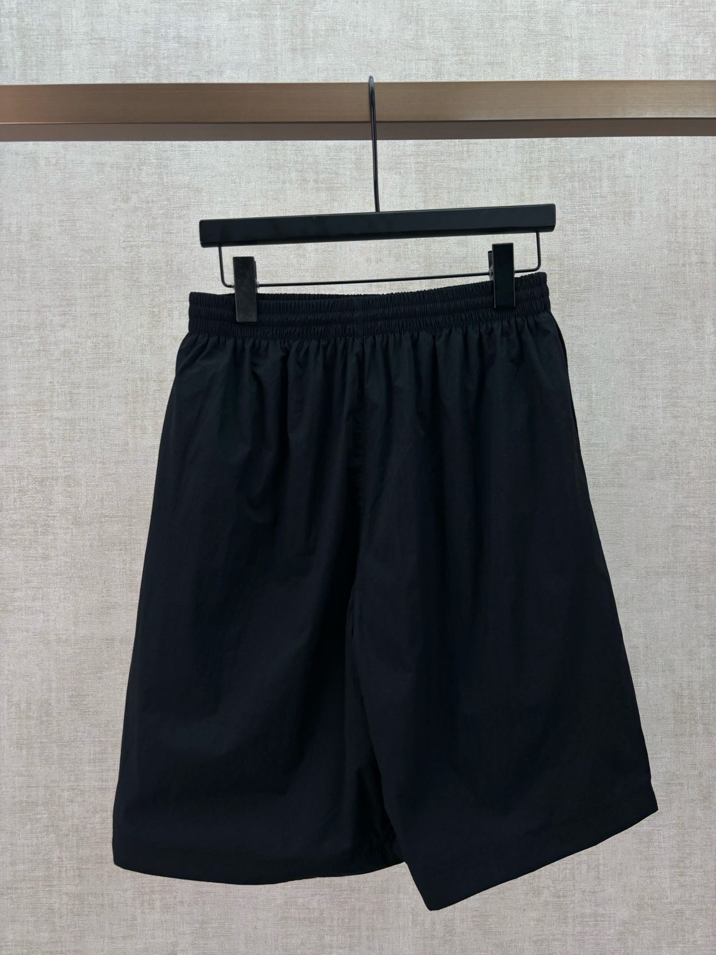 Balenciaga 巴黎世家 SS26 松紧腰带撞色滚边直筒 休闲短裤 宽松版型 男款