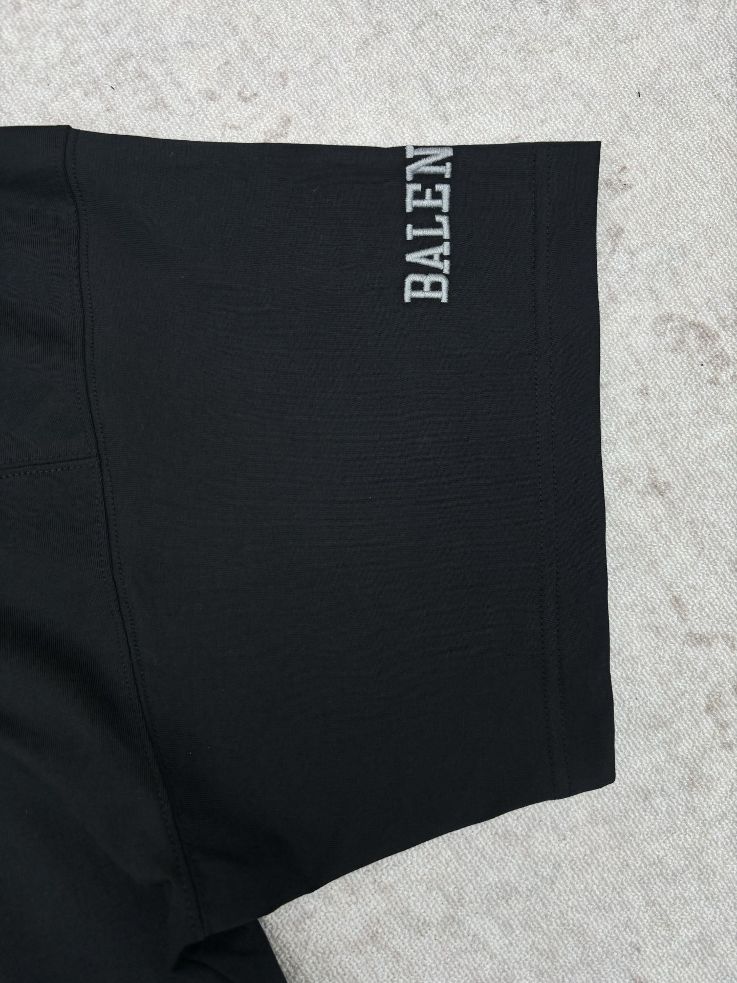Balenciaga 巴黎世家 26ss新款 V领套头落肩短袖足球 T恤 超宽松版型 男款