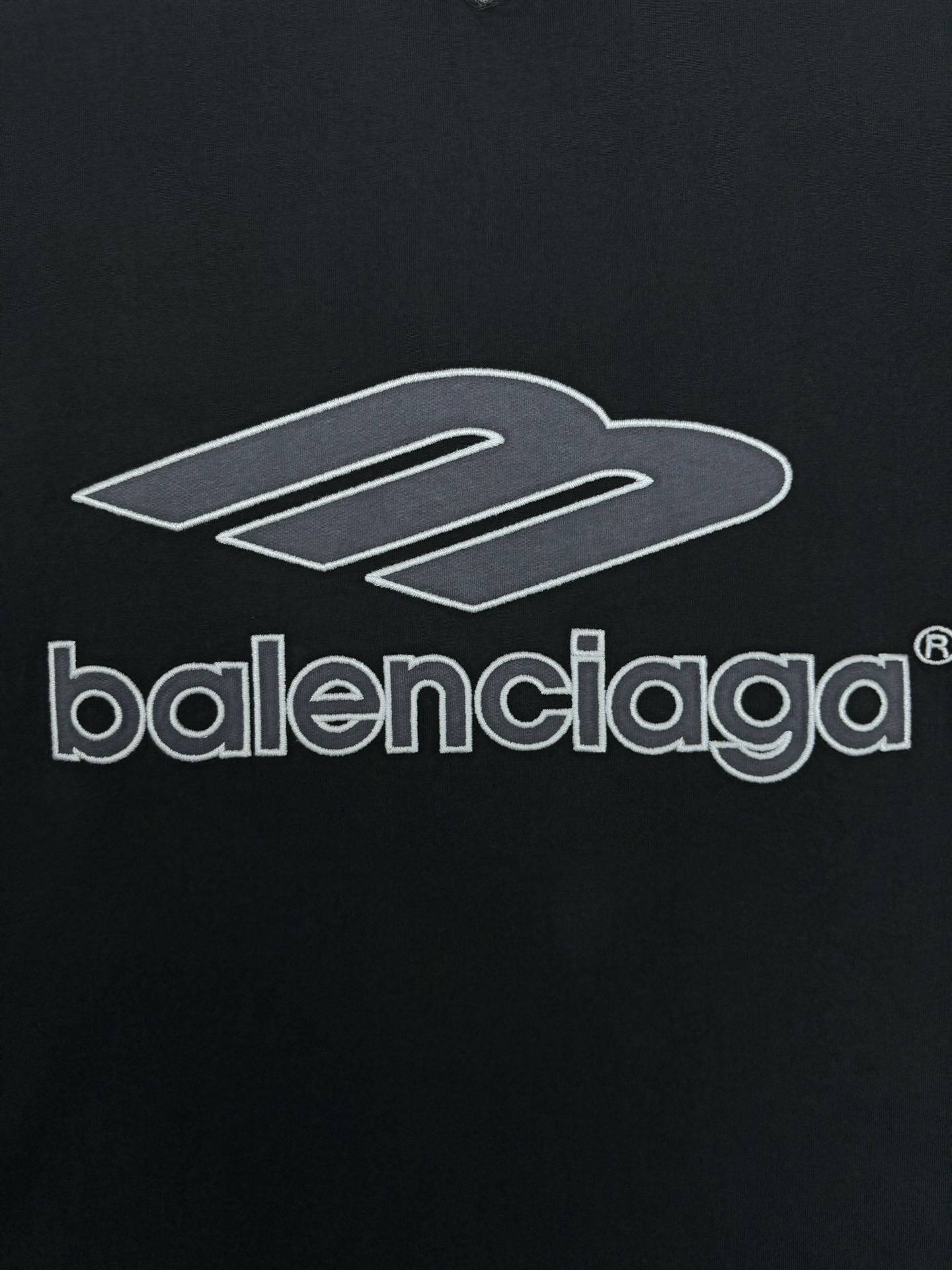 Balenciaga 巴黎世家 26ss新款 V领套头落肩短袖足球 T恤 超宽松版型 男款