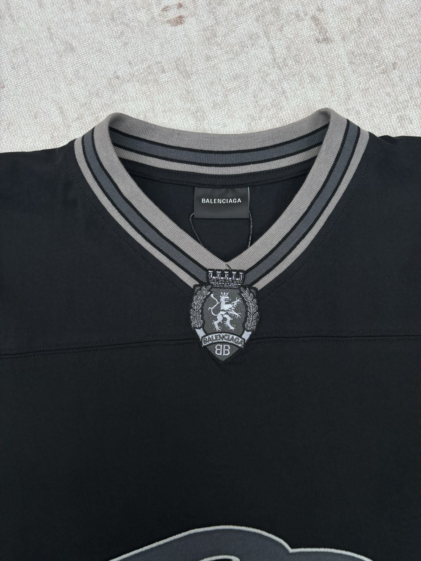 Balenciaga 巴黎世家 26ss新款 V领套头落肩短袖足球 T恤 超宽松版型 男款