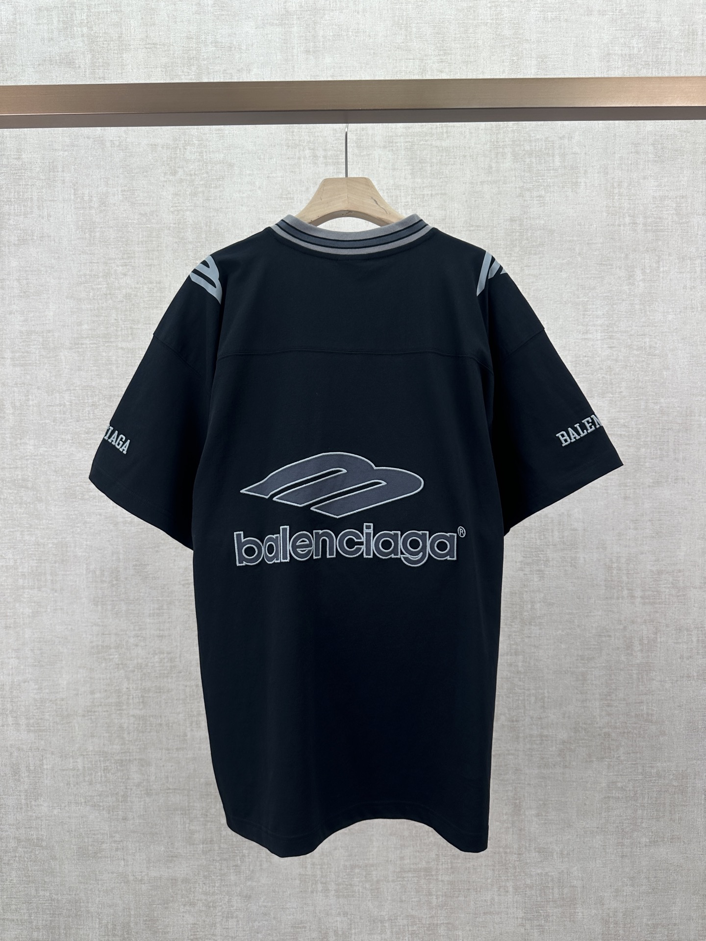 Balenciaga 巴黎世家 26ss新款 V领套头落肩短袖足球 T恤 超宽松版型 男款