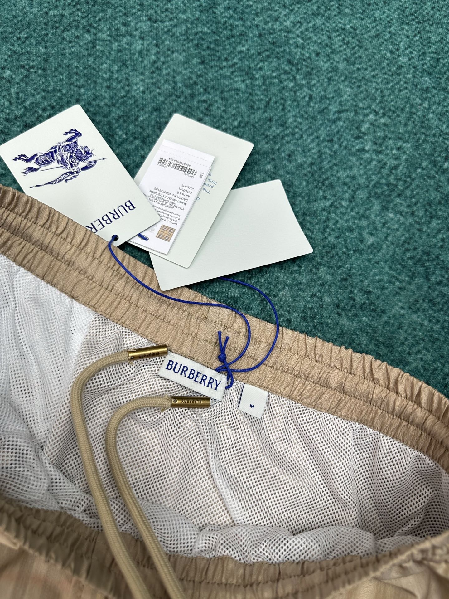 Burberry 巴宝莉 26ss 新款选用轻盈翻面绒棉质面料打造短裤 呈现休闲版型 创意采用渐变风格