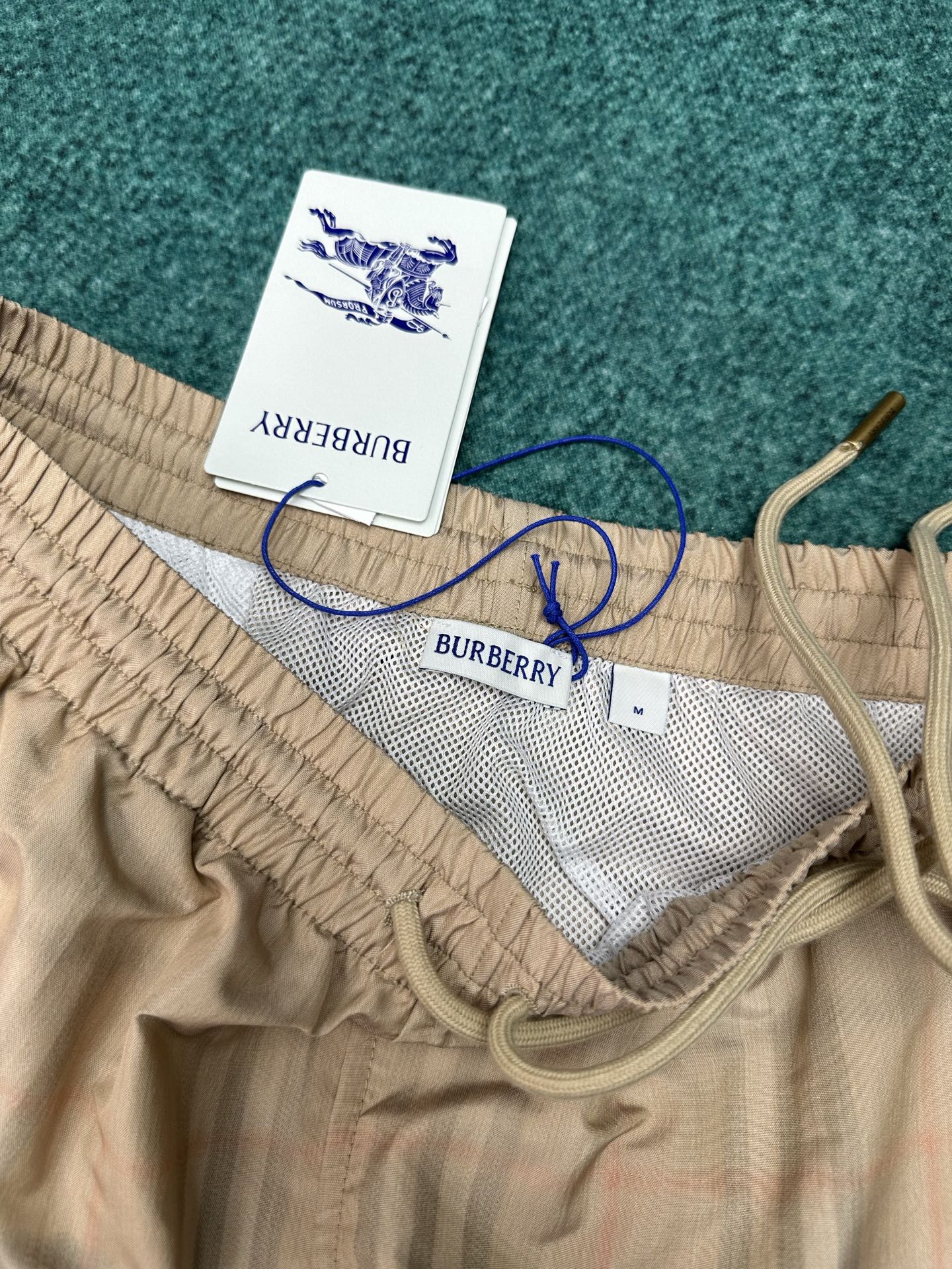 Burberry 巴宝莉 26ss 新款选用轻盈翻面绒棉质面料打造短裤 呈现休闲版型 创意采用渐变风格