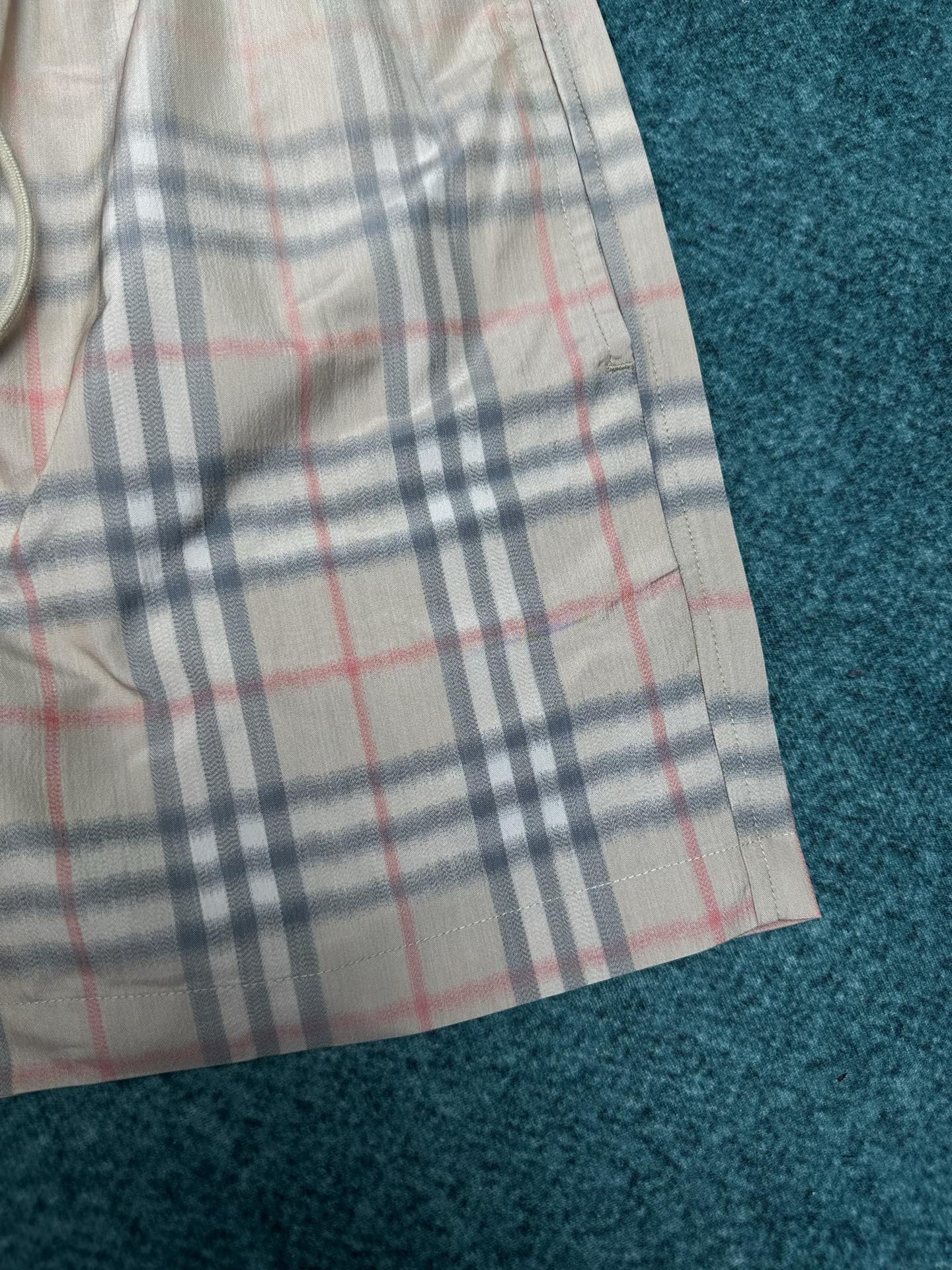 Burberry 巴宝莉 26ss 新款选用轻盈翻面绒棉质面料打造短裤 呈现休闲版型 创意采用渐变风格