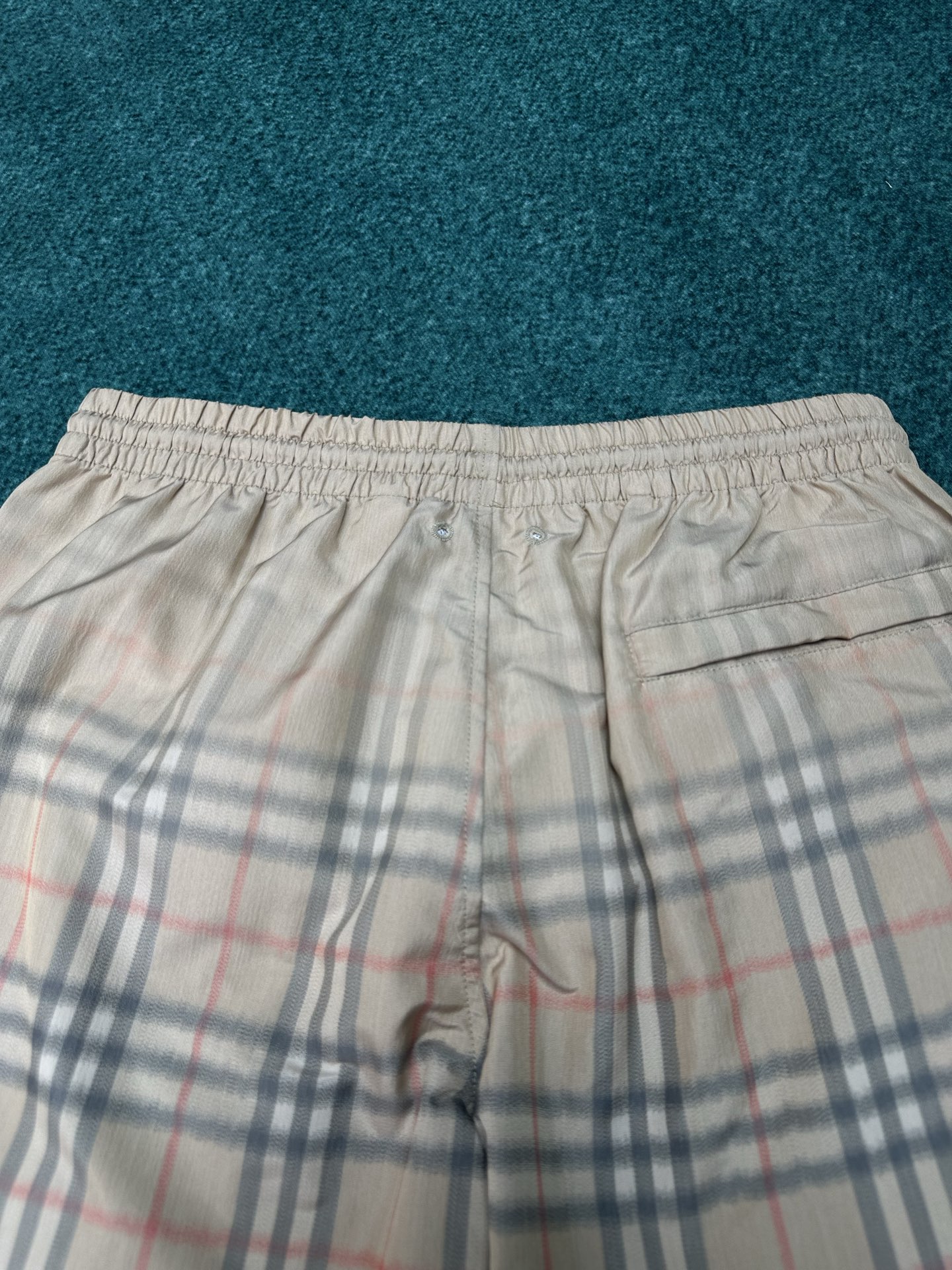 Burberry 巴宝莉 26ss 新款选用轻盈翻面绒棉质面料打造短裤 呈现休闲版型 创意采用渐变风格