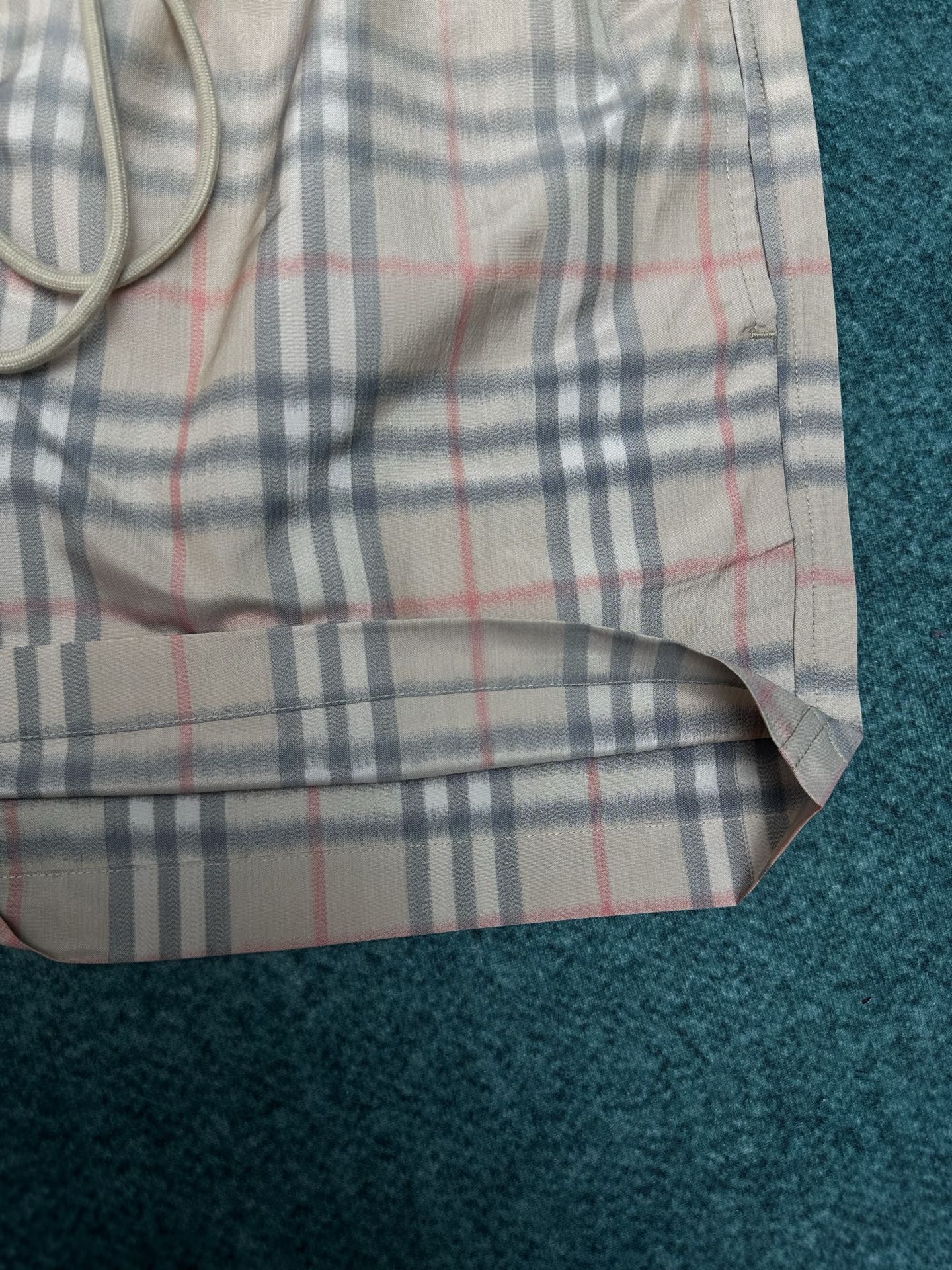 Burberry 巴宝莉 26ss 新款选用轻盈翻面绒棉质面料打造短裤 呈现休闲版型 创意采用渐变风格