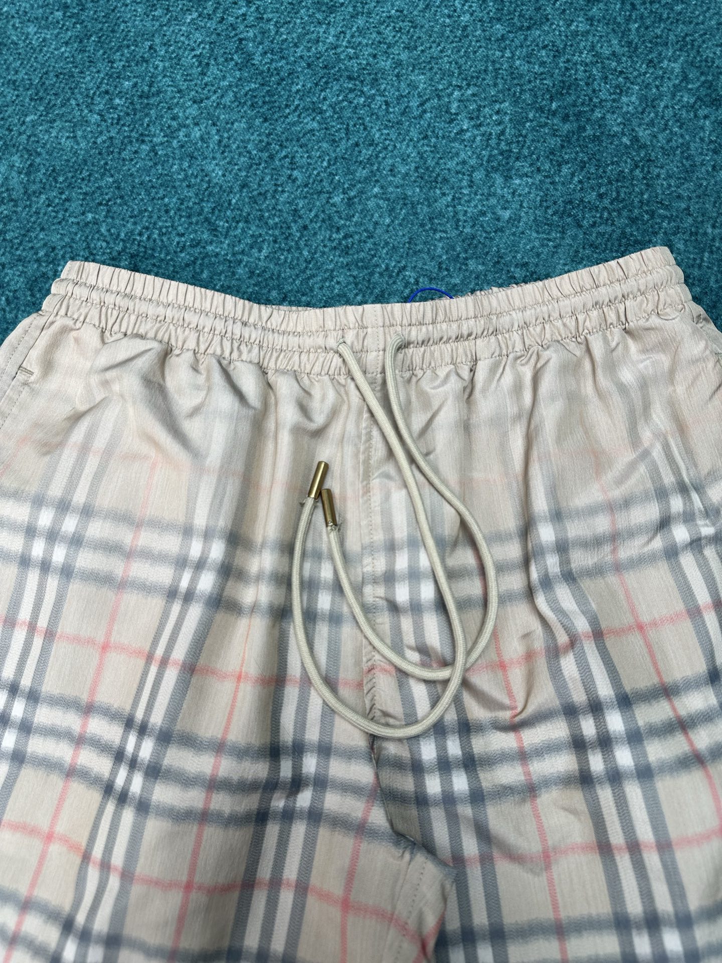 Burberry 巴宝莉 26ss 新款选用轻盈翻面绒棉质面料打造短裤 呈现休闲版型 创意采用渐变风格