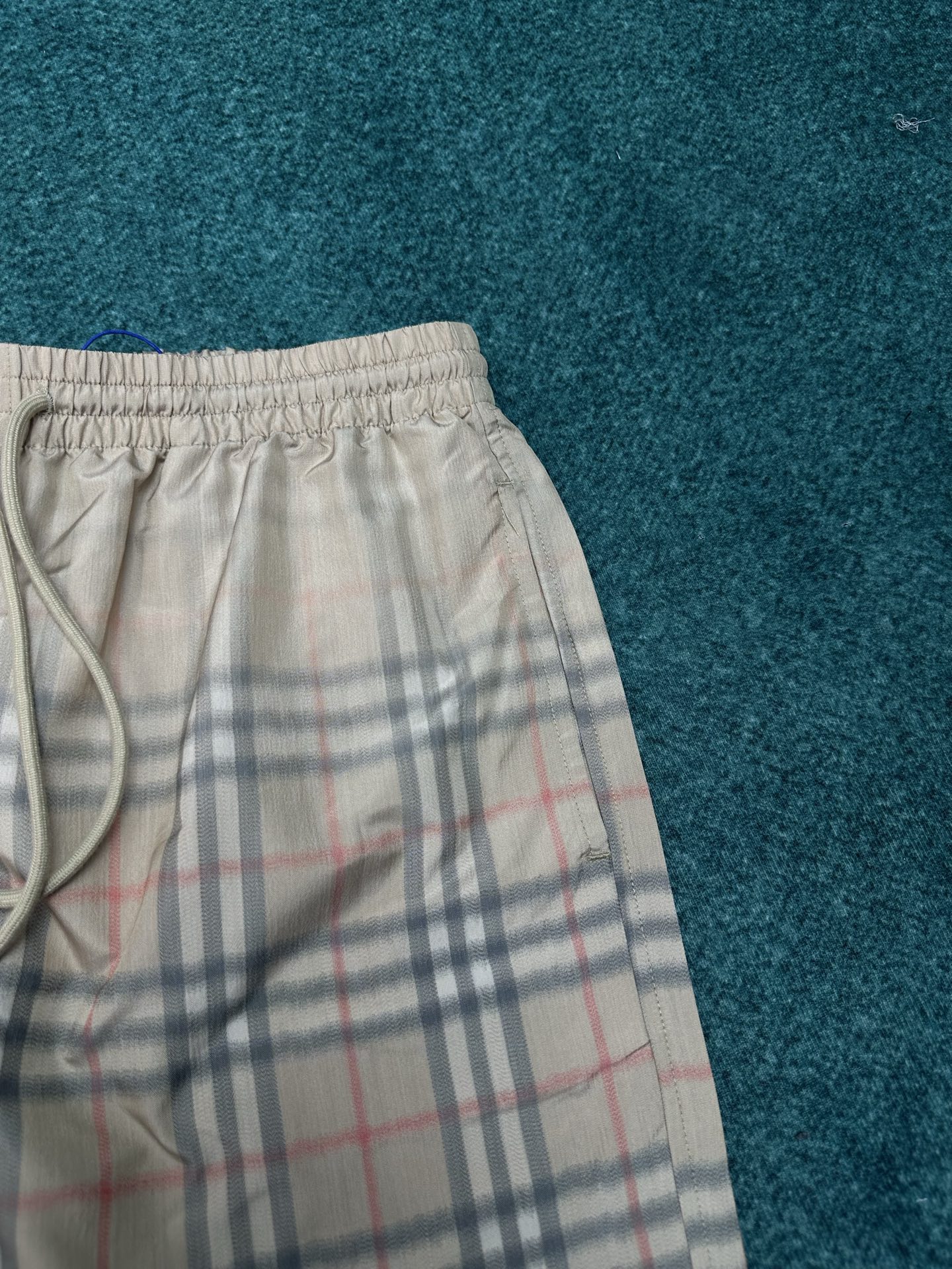 Burberry 巴宝莉 26ss 新款选用轻盈翻面绒棉质面料打造短裤 呈现休闲版型 创意采用渐变风格