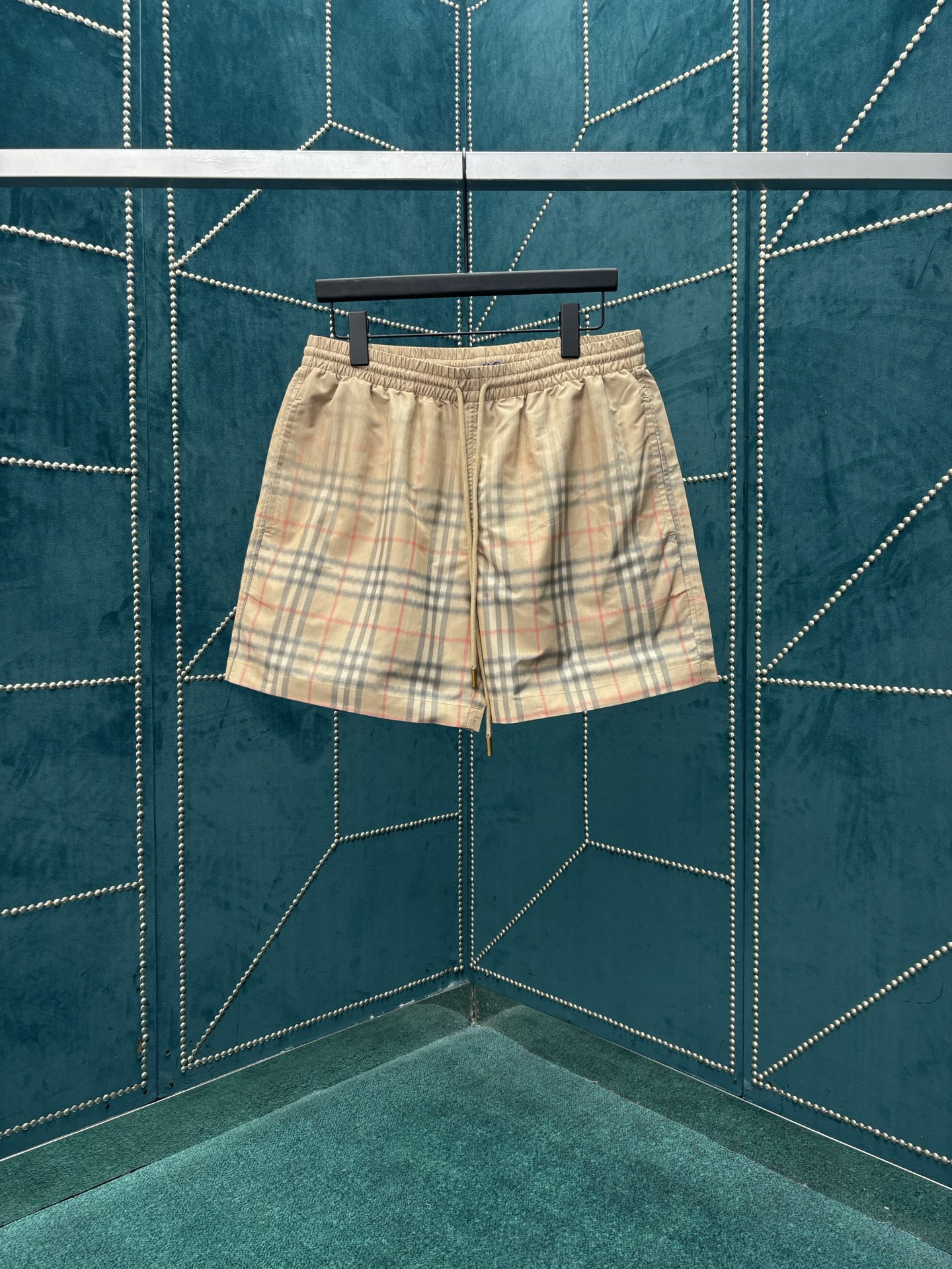 Burberry 巴宝莉 26ss 新款选用轻盈翻面绒棉质面料打造短裤 呈现休闲版型 创意采用渐变风格