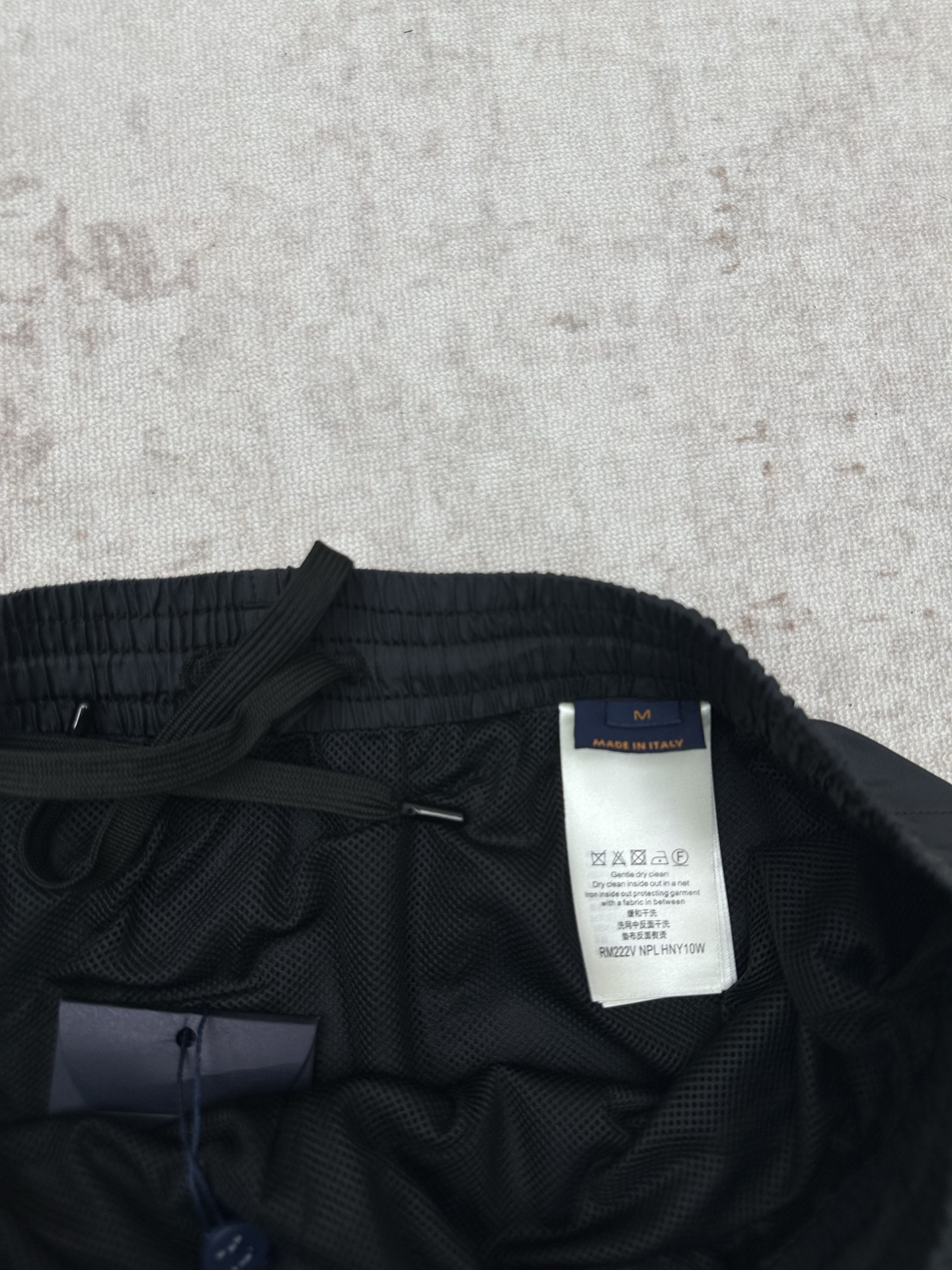Louis Vuitton 驴家 26ss 新款沙滩短裤于速干科技面料铺陈全幅 Damier 压纹 再借 Marque L
