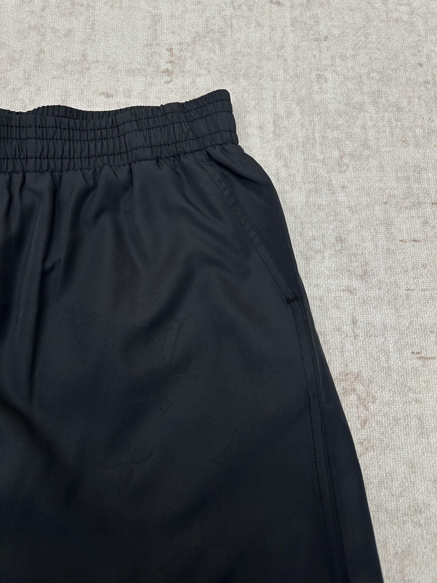 Louis Vuitton 驴家 26ss 新款沙滩短裤于速干科技面料铺陈全幅 Damier 压纹 再借 Marque L