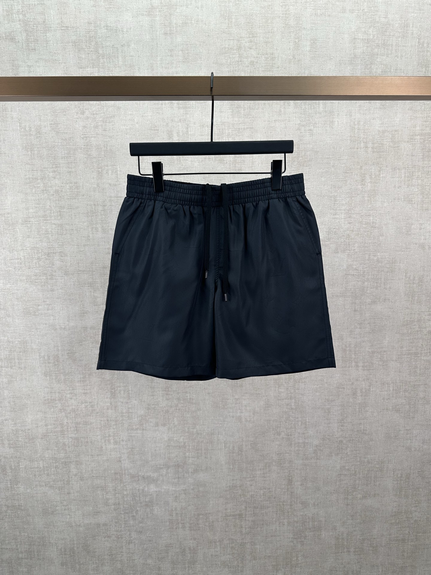 Louis Vuitton 驴家 26ss 新款沙滩短裤于速干科技面料铺陈全幅 Damier 压纹 再借 Marque L