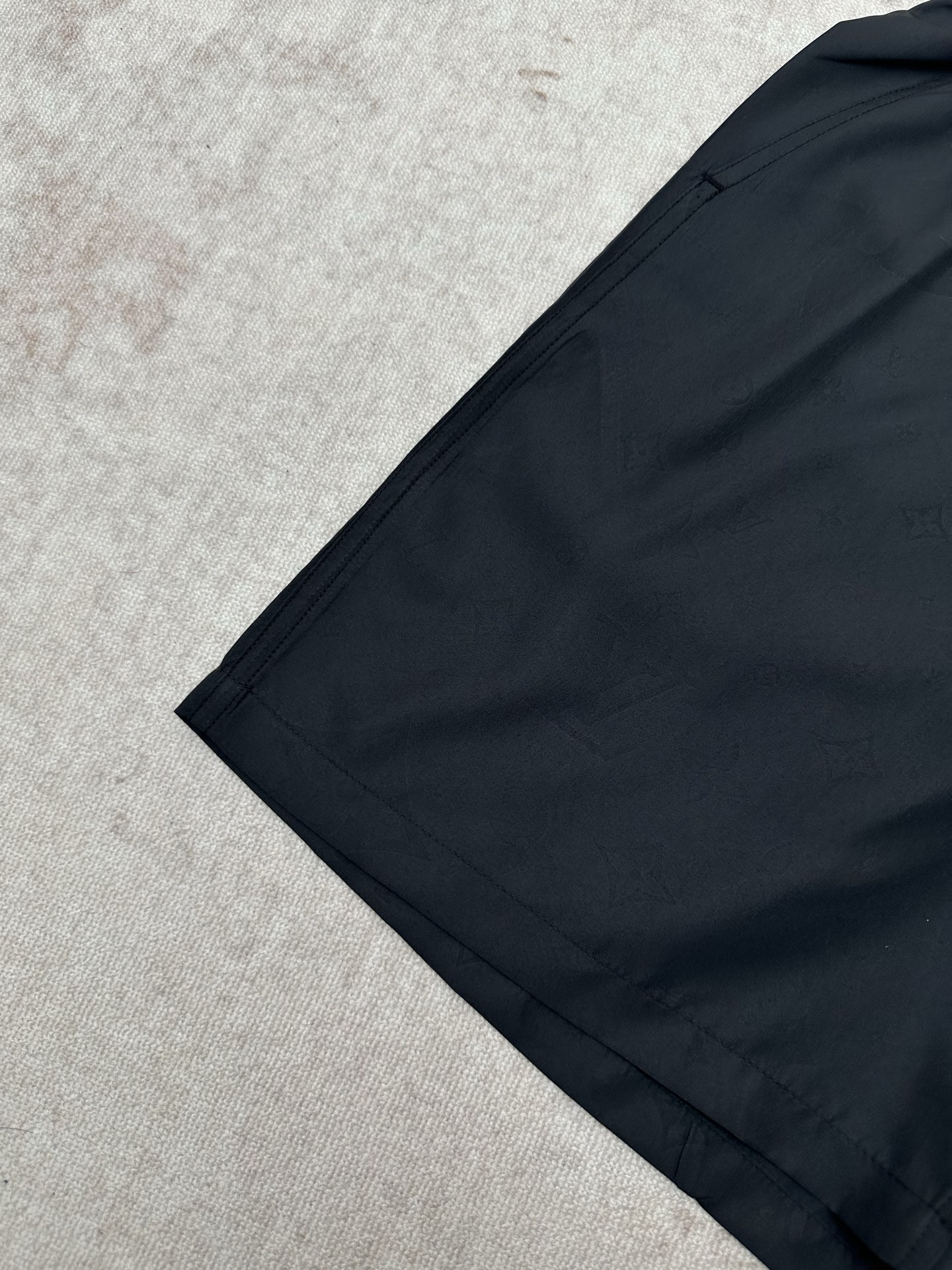 Louis Vuitton 驴家 26ss 新款沙滩短裤于速干科技面料铺陈全幅 Damier 压纹 再借 Marque L