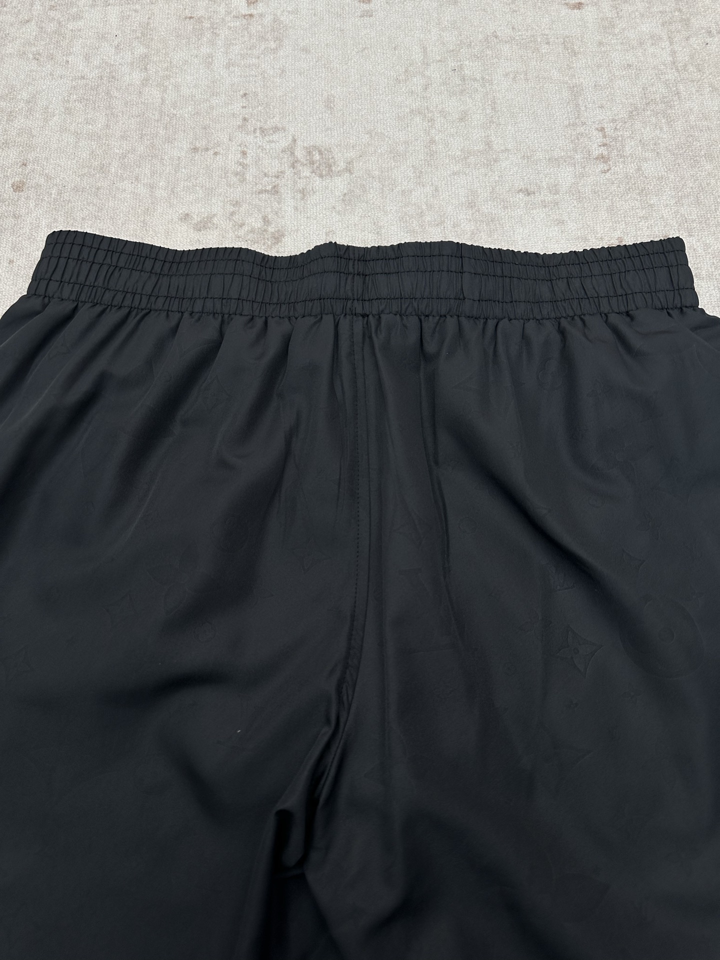 Louis Vuitton 驴家 26ss 新款沙滩短裤于速干科技面料铺陈全幅 Damier 压纹 再借 Marque L