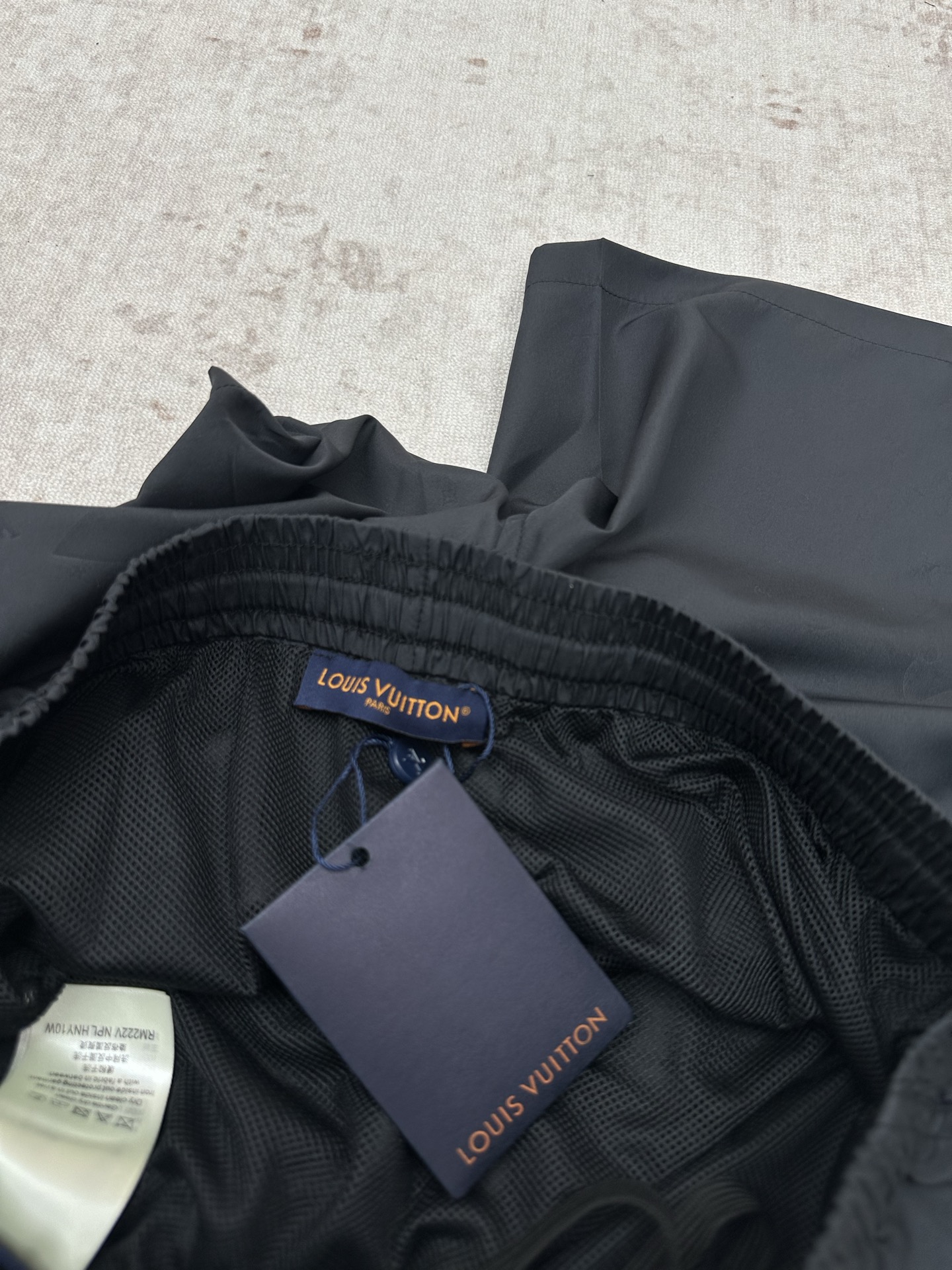 Louis Vuitton 驴家 26ss 新款沙滩短裤于速干科技面料铺陈全幅 Damier 压纹 再借 Marque L