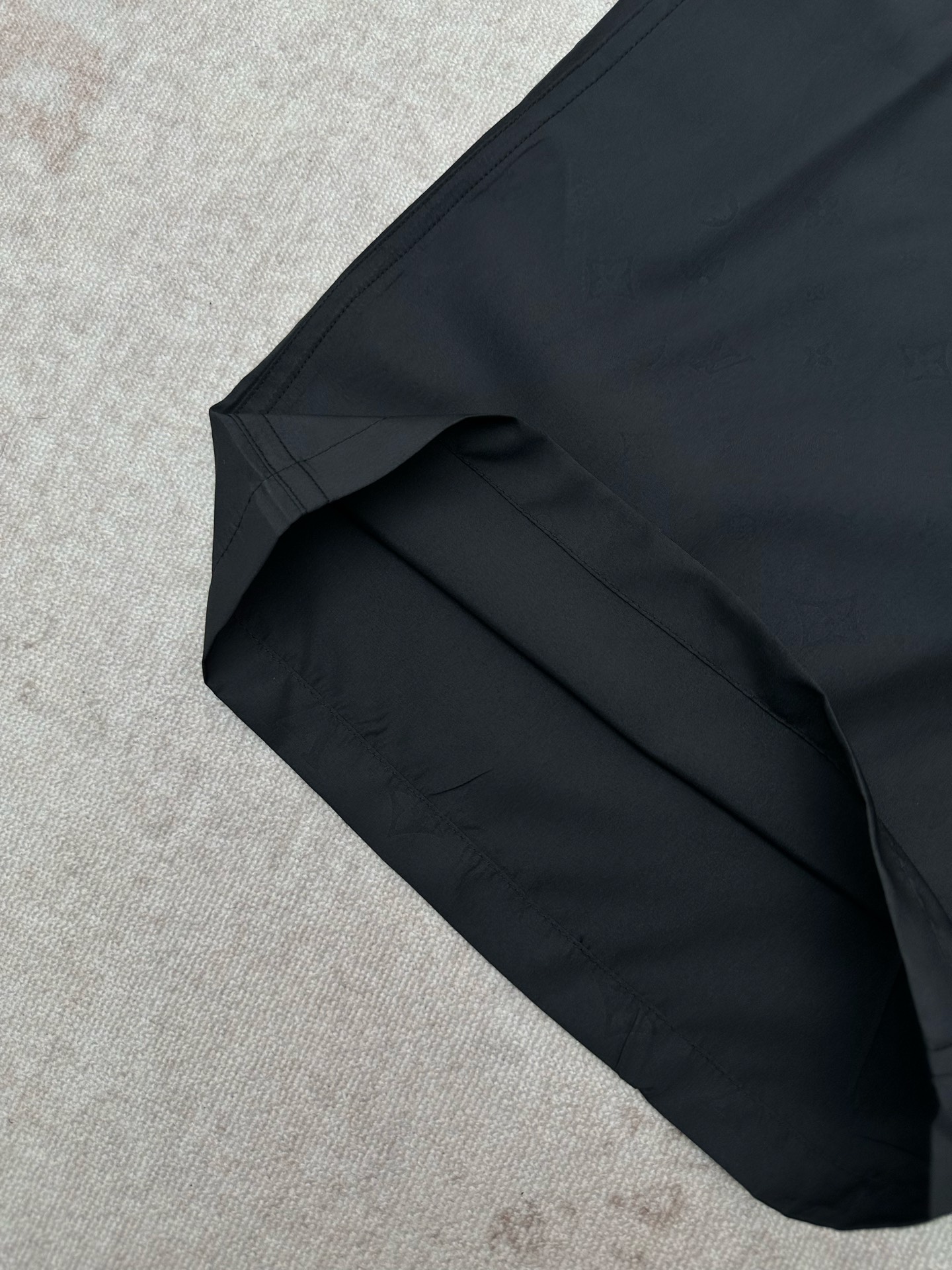 Louis Vuitton 驴家 26ss 新款沙滩短裤于速干科技面料铺陈全幅 Damier 压纹 再借 Marque L