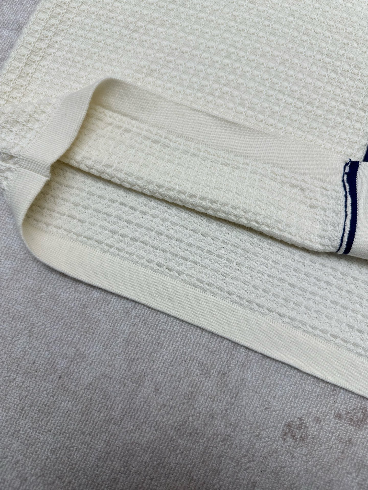 Louis Vuitton 驴家 26ss 新款华夫格撞色短袖针织开衫采用高支棉/桑蚕丝混纺针织面料 亲肤透气、垂坠感佳