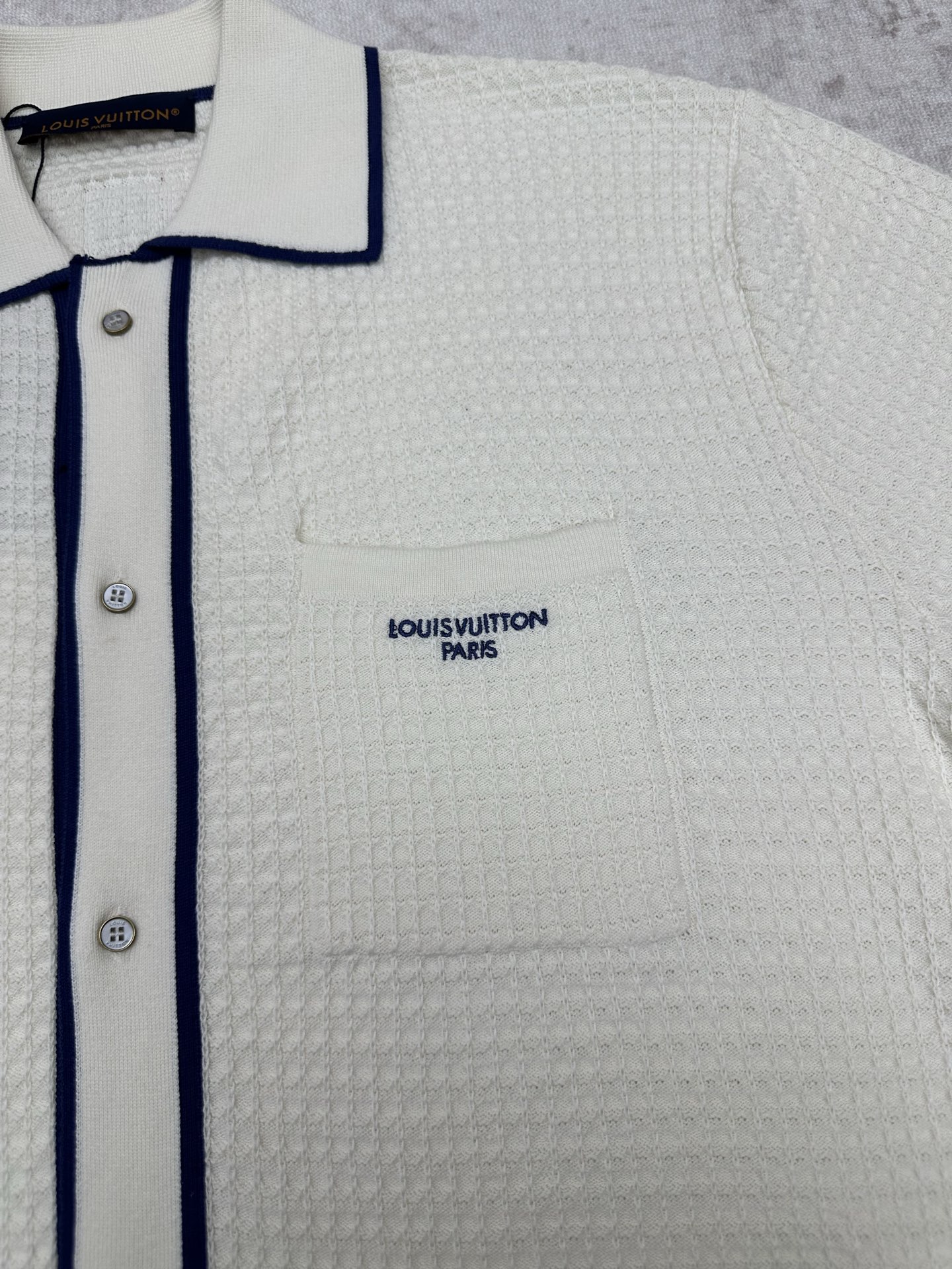Louis Vuitton 驴家 26ss 新款华夫格撞色短袖针织开衫采用高支棉/桑蚕丝混纺针织面料 亲肤透气、垂坠感佳