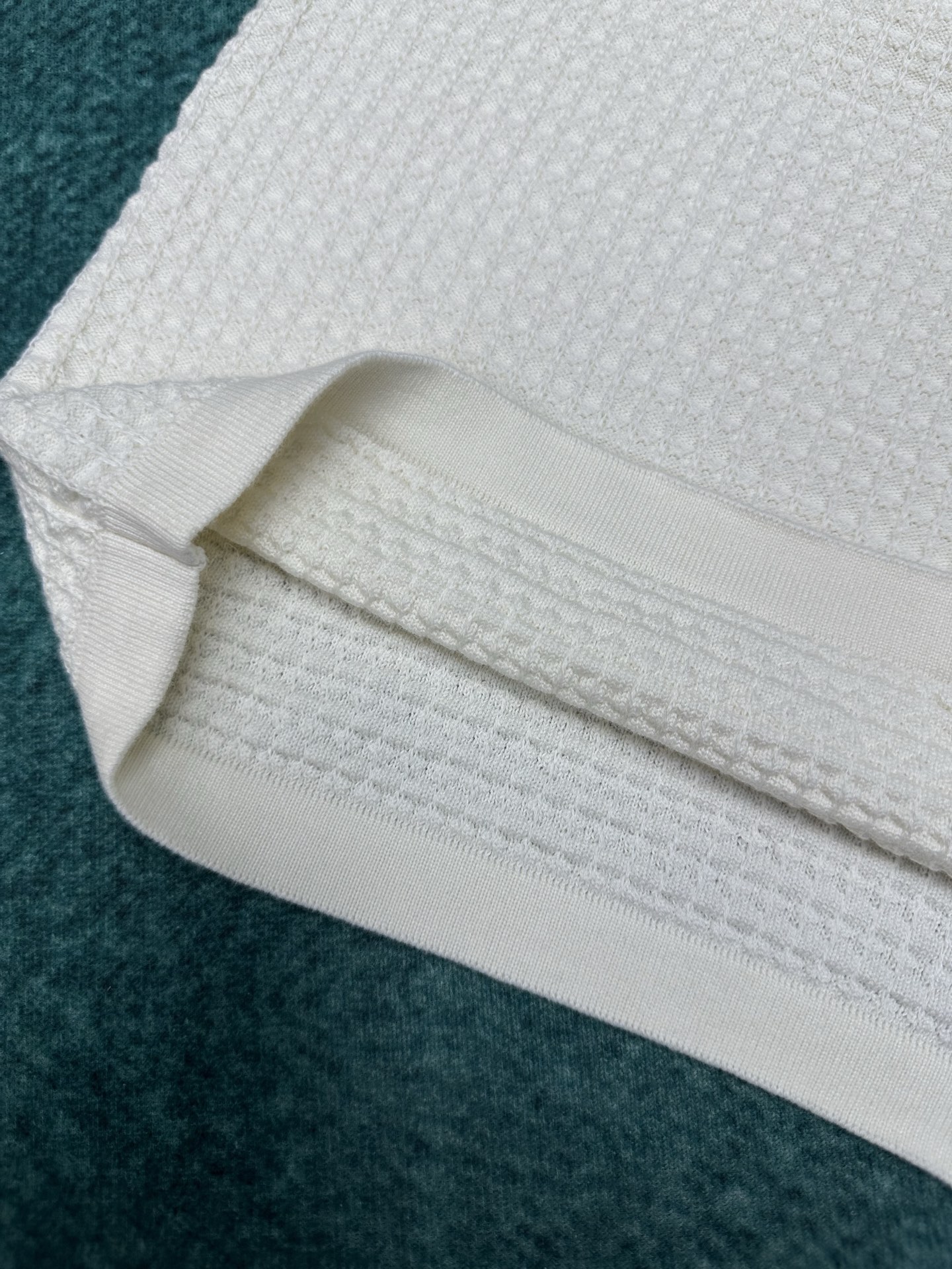 Louis Vuitton 驴家 26ss 新款华夫格撞色短袖针织开衫采用高支棉/桑蚕丝混纺针织面料 亲肤透气、垂坠感佳