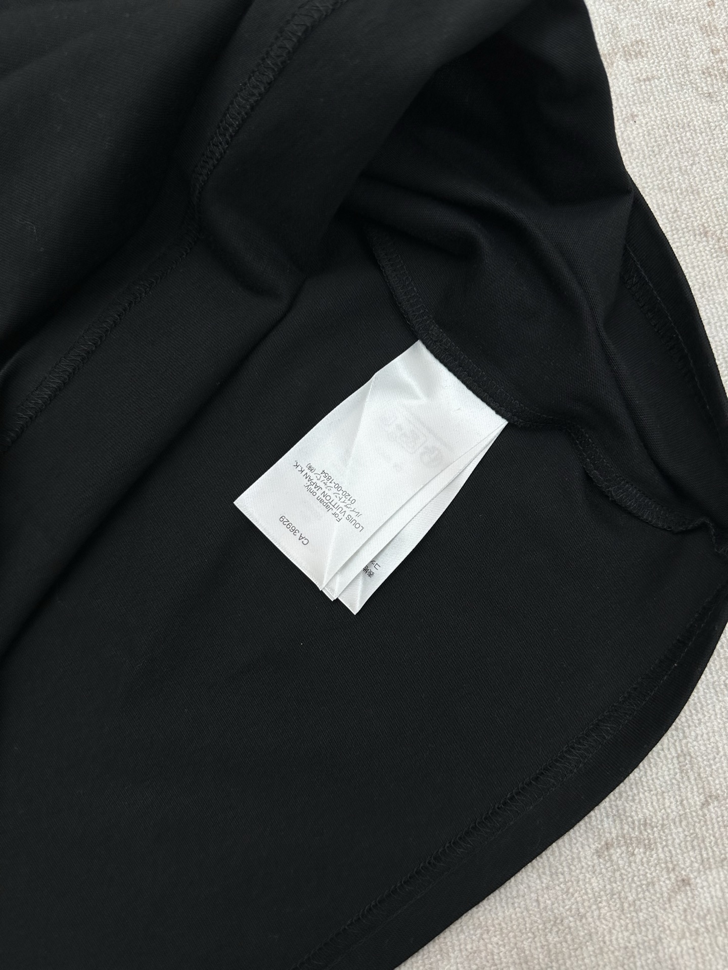Louis Vuitton 驴家 LOUIS VUITTON FW26 早秋系列 logo标志纯色圆领 T恤 男款