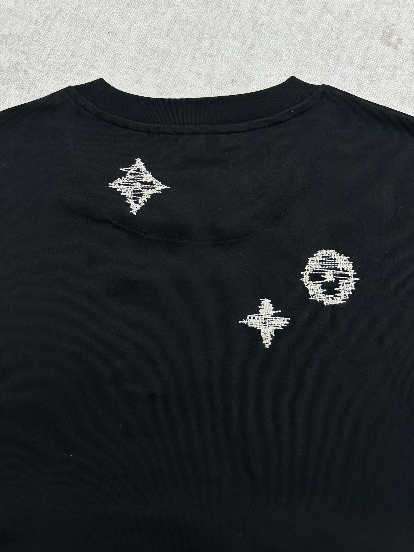 Louis Vuitton 驴家 LOUIS VUITTON FW26 早秋系列 logo标志纯色圆领 T恤 男款
