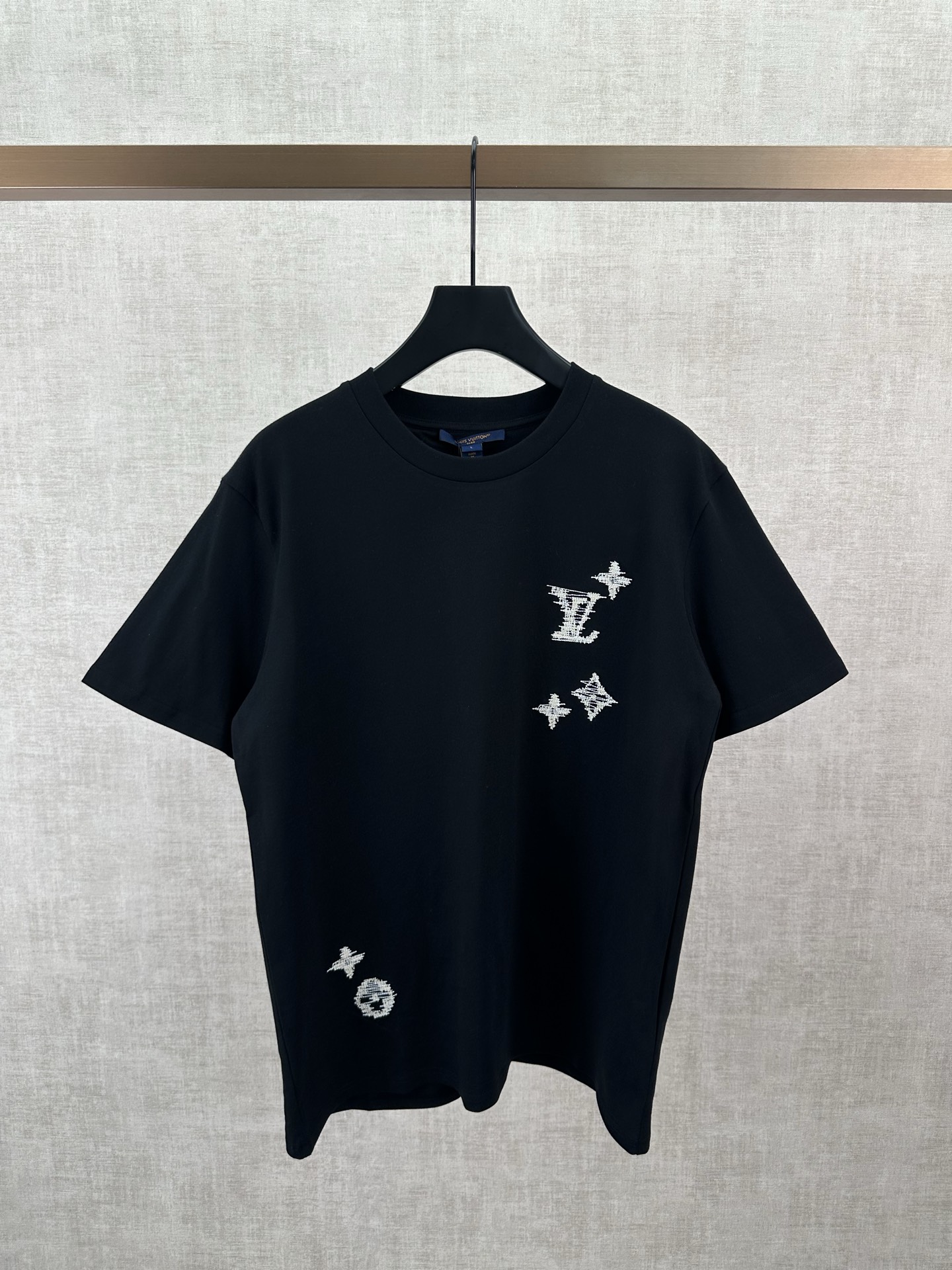 Louis Vuitton 驴家 LOUIS VUITTON FW26 早秋系列 logo标志纯色圆领 T恤 男款