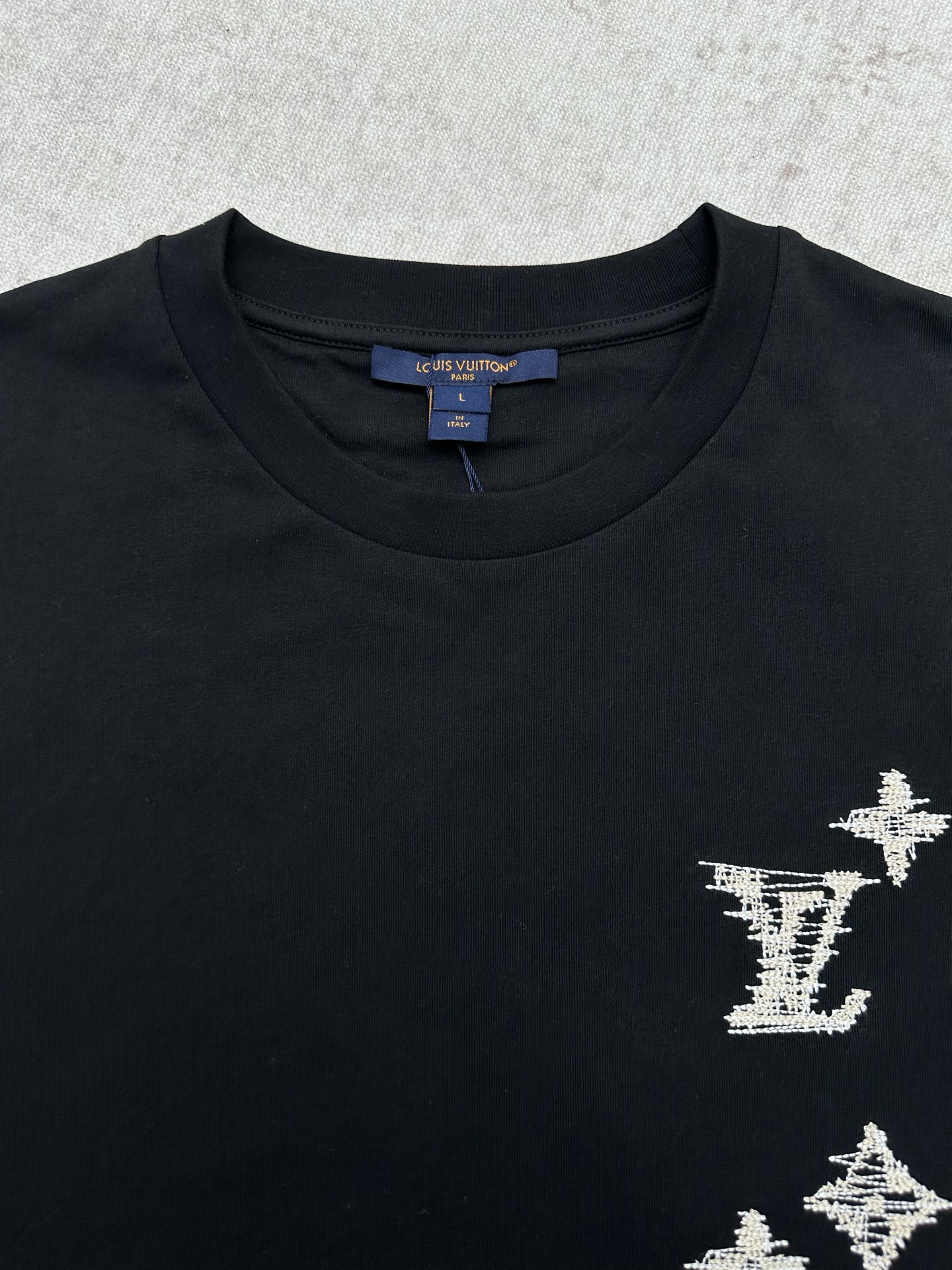 Louis Vuitton 驴家 LOUIS VUITTON FW26 早秋系列 logo标志纯色圆领 T恤 男款