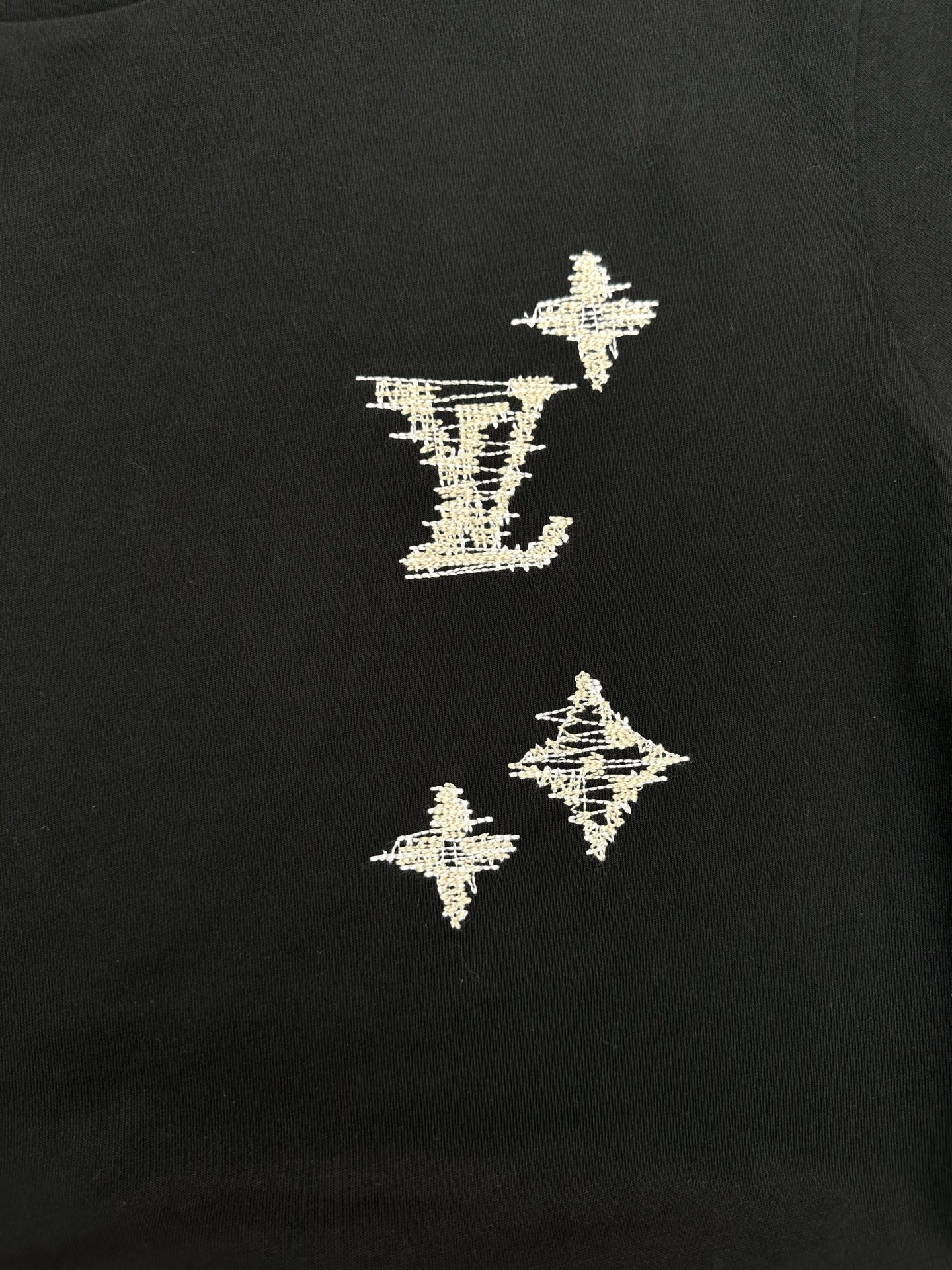 Louis Vuitton 驴家 LOUIS VUITTON FW26 早秋系列 logo标志纯色圆领 T恤 男款
