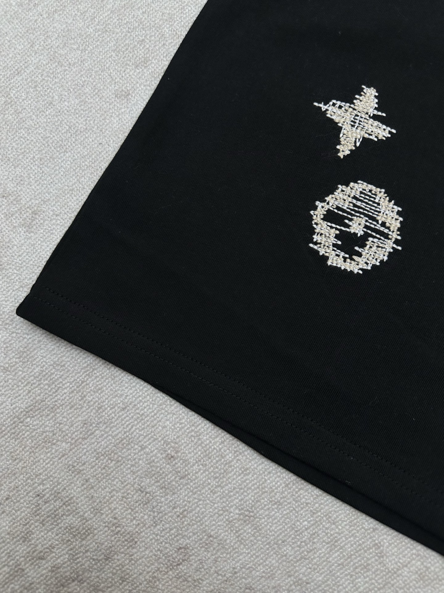 Louis Vuitton 驴家 LOUIS VUITTON FW26 早秋系列 logo标志纯色圆领 T恤 男款