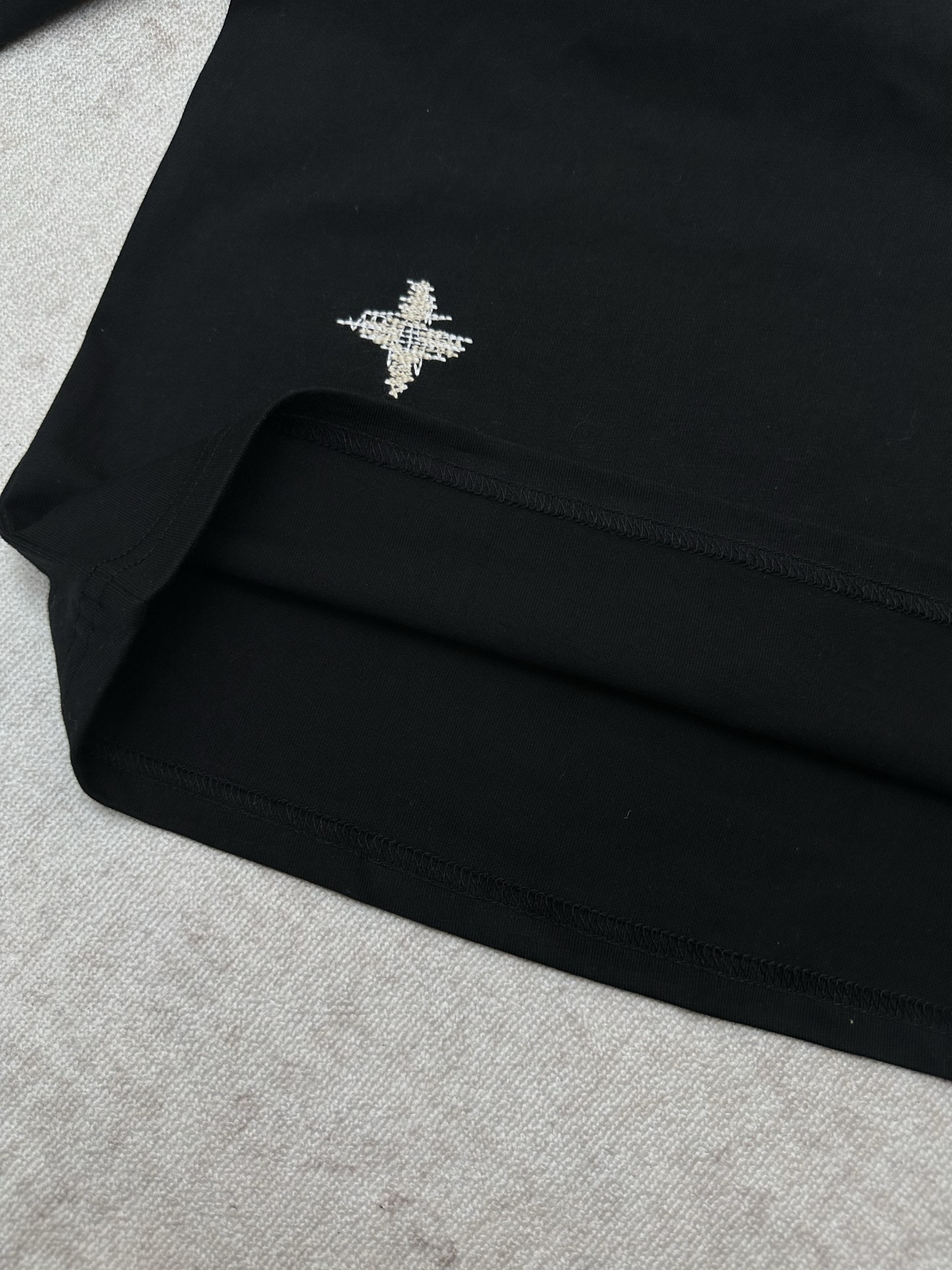Louis Vuitton 驴家 LOUIS VUITTON FW26 早秋系列 logo标志纯色圆领 T恤 男款