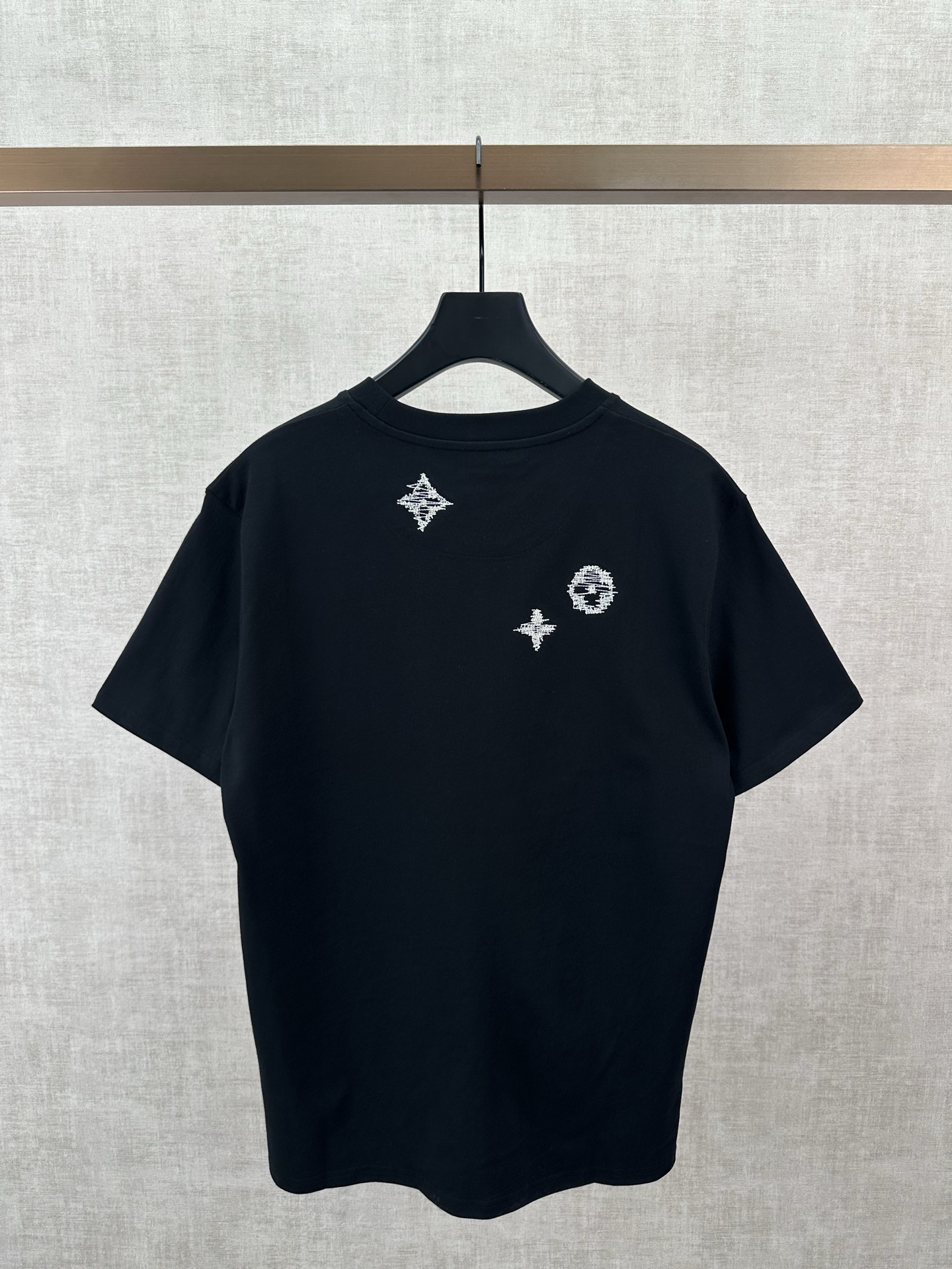 Louis Vuitton 驴家 LOUIS VUITTON FW26 早秋系列 logo标志纯色圆领 T恤 男款