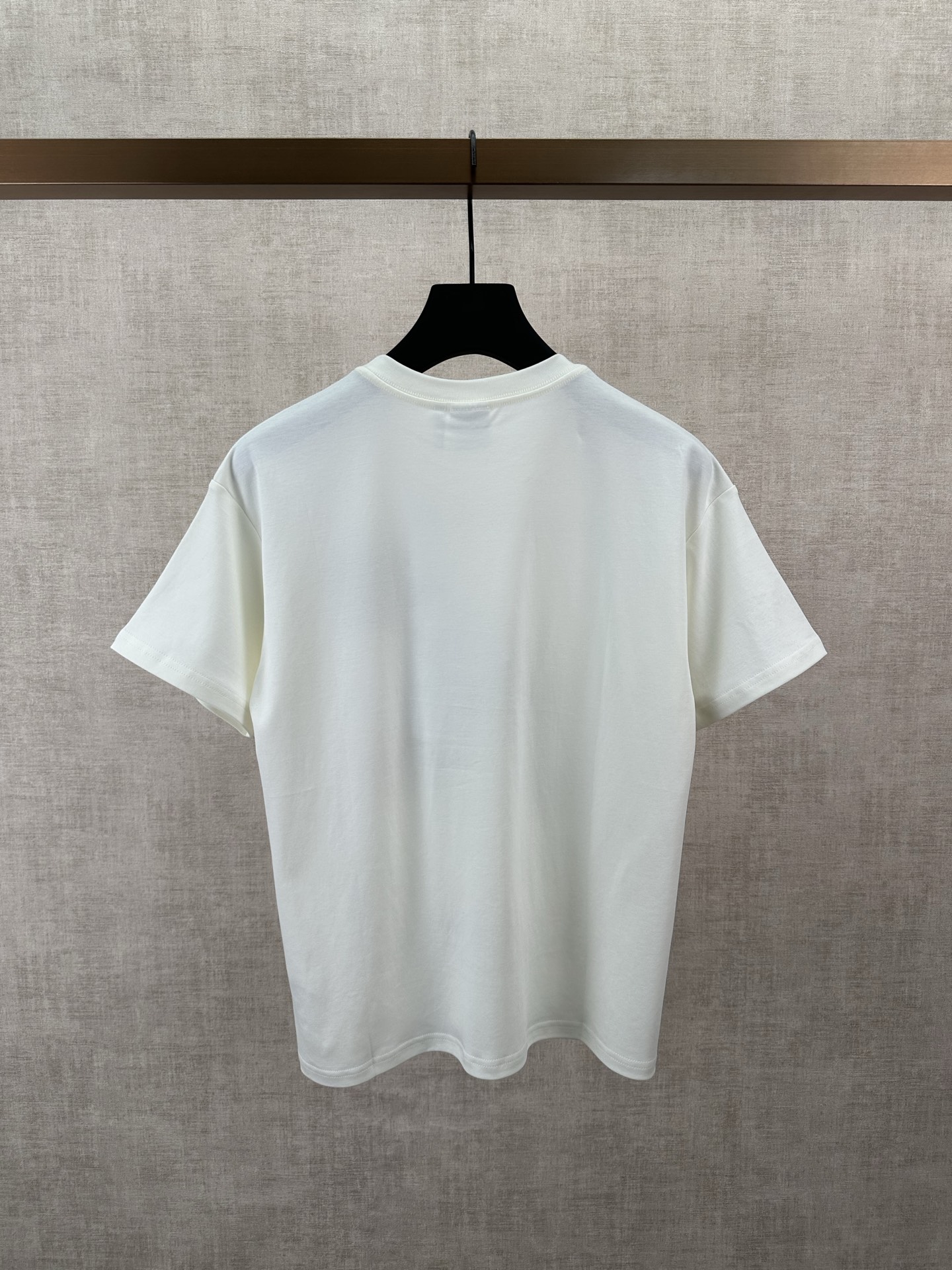 Dior 迪奥 FW26 Dior和 绘本《饥饿的毛毛虫》的联名T恤，简直是童趣与 的完美碰撞 女装